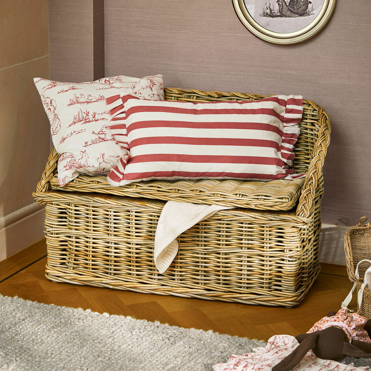Banco Fableton Caja de mimbre natural con cojines a rayas rojas y con dibujos de conejos, decoración para interiores