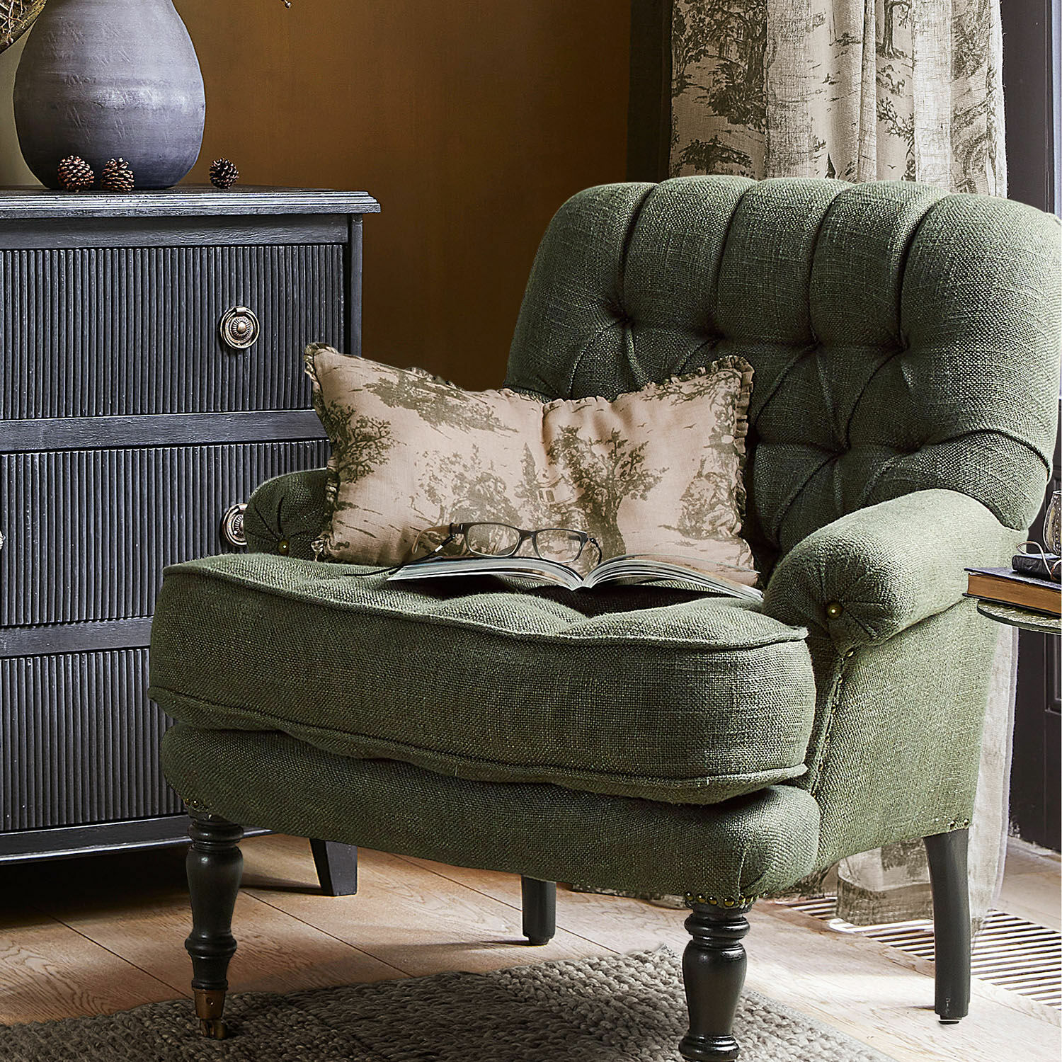 Funda de cojín Dedwen Sillón verde tapizado con cojín y libro, mueble elegante para sala de estar