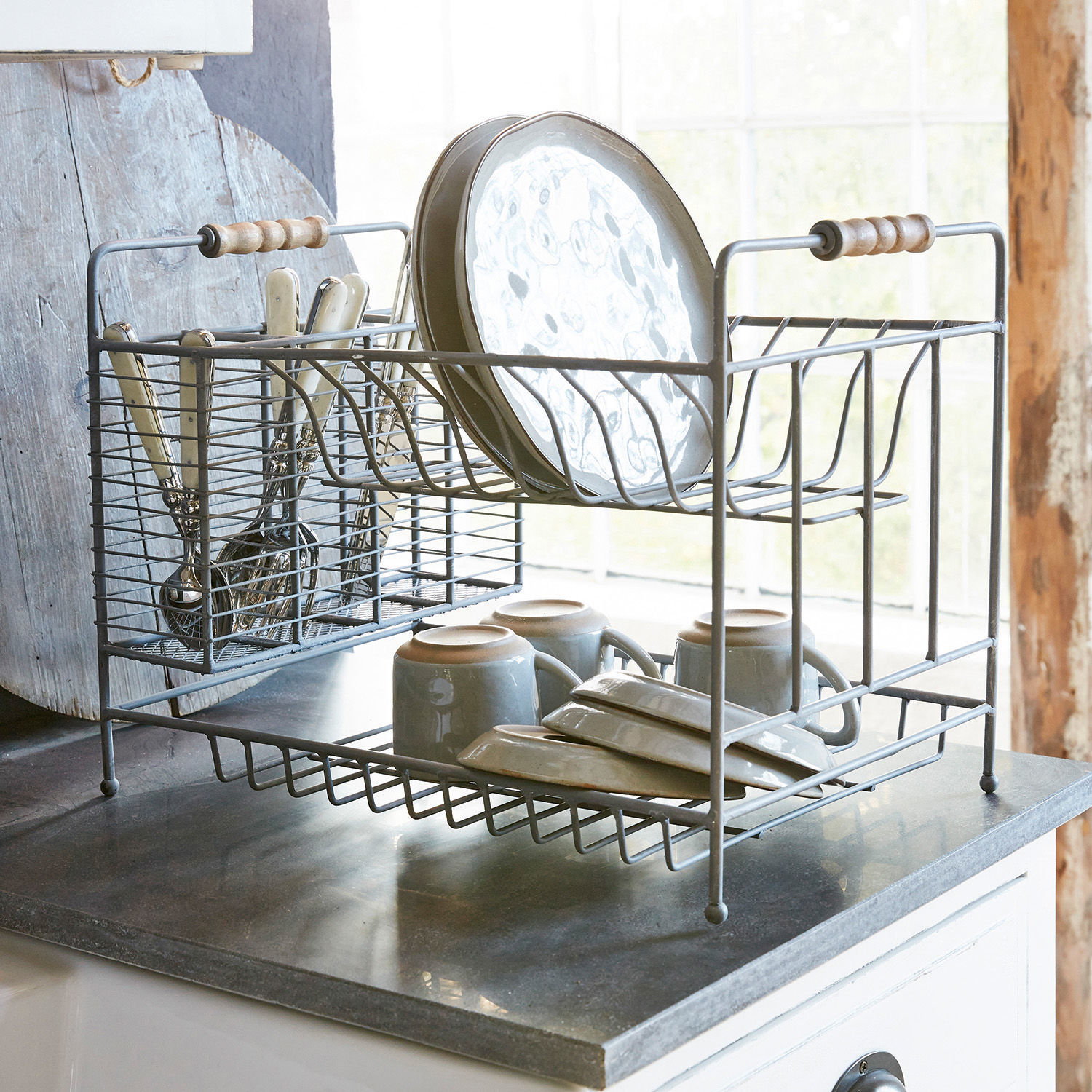 Soporte para vajilla Aden Escurridor de metal con asas de madera para platos y tazas en cocina luminosa