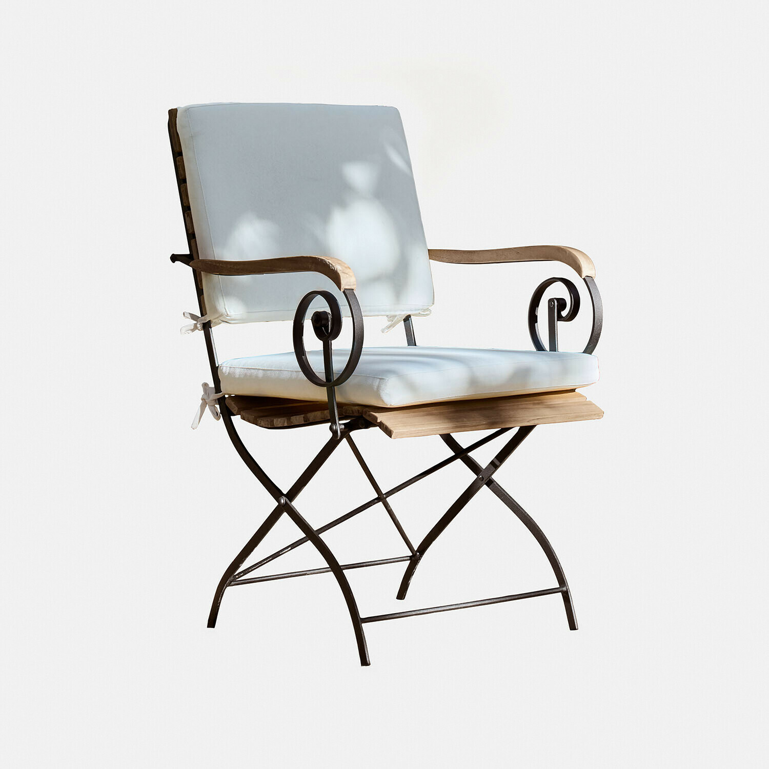 negro/marrón Silla Iker de metal negro y madera marrón con cojines claros en asiento y respaldo para confort