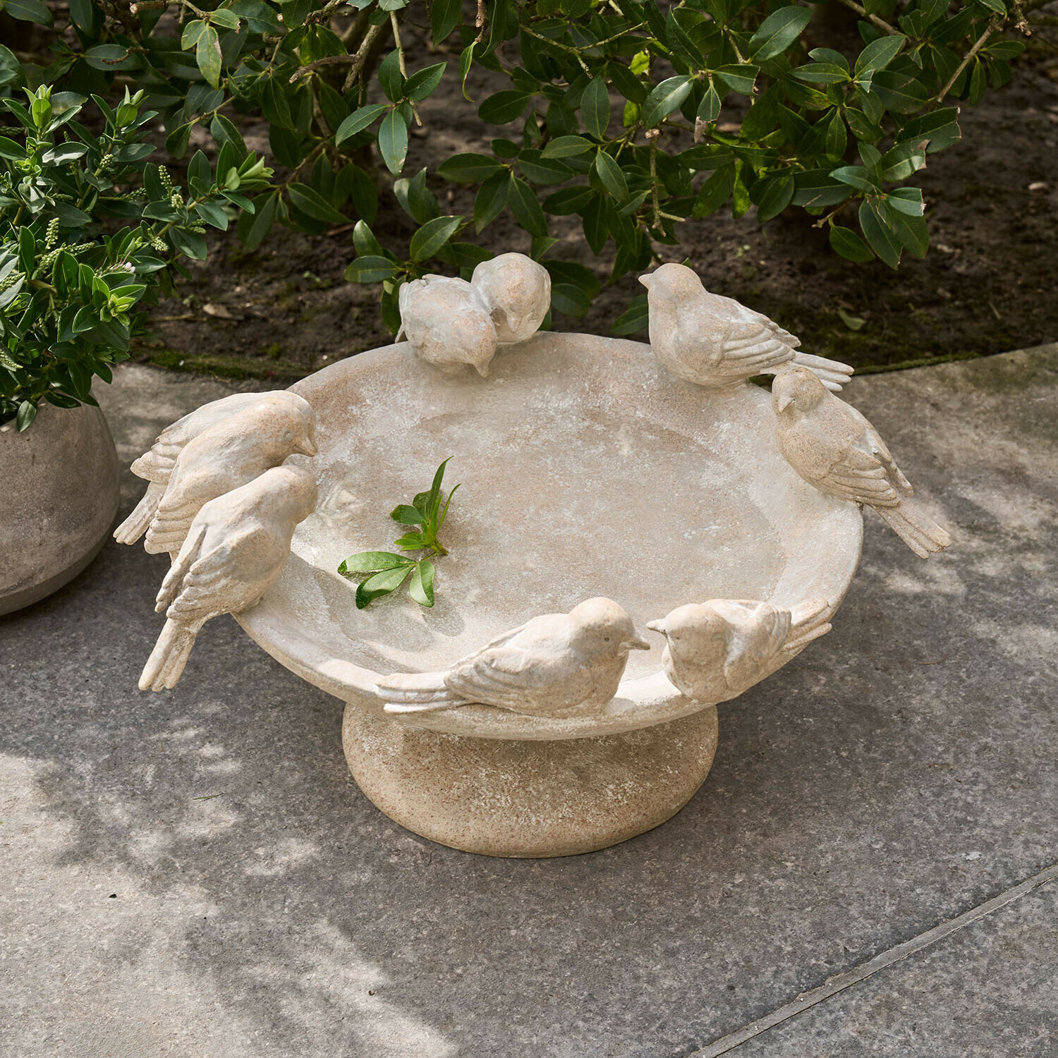 Bebedero para pájaros de piedra beige con figuras de pájaros, decoración para jardín