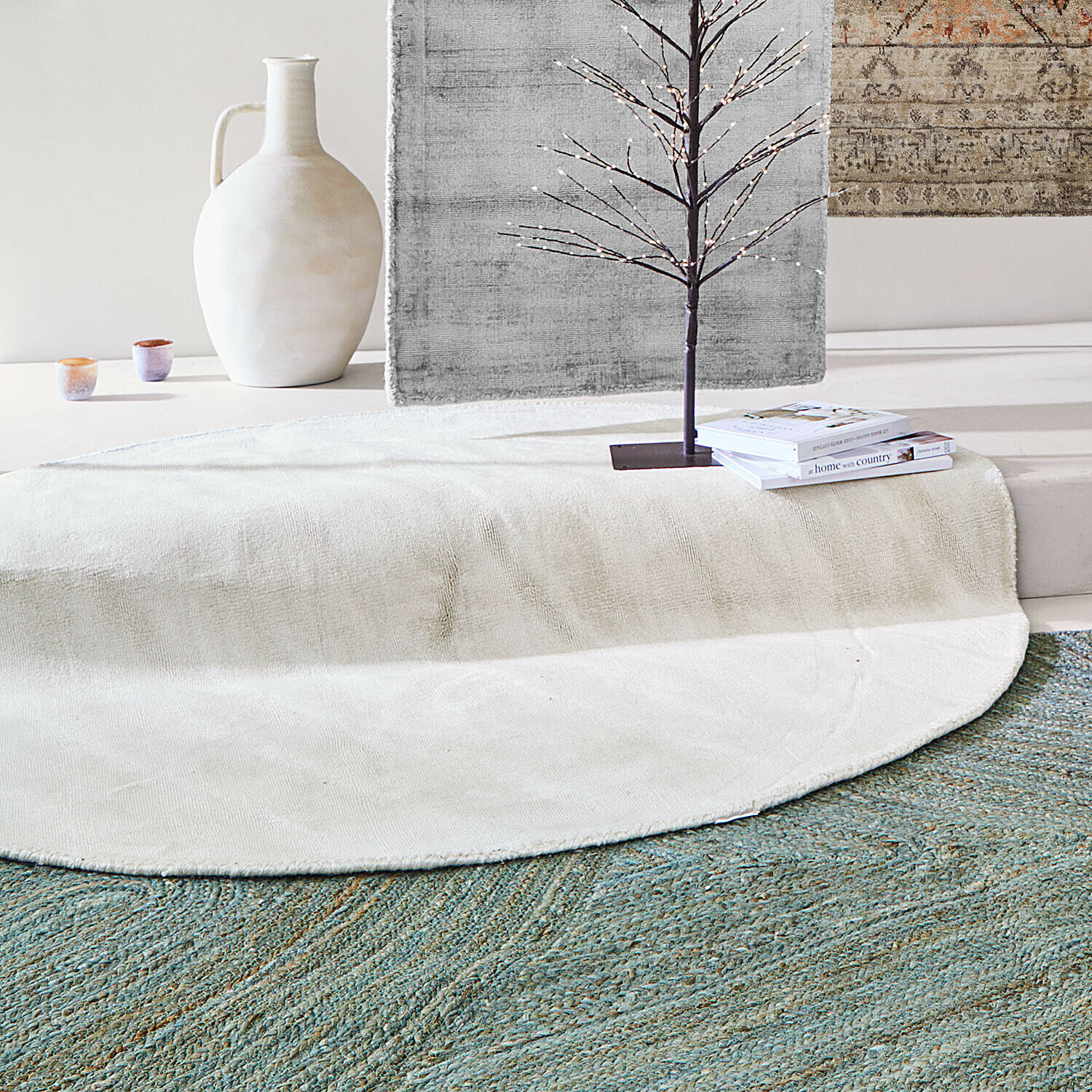 Alfombra Mariselle Alfombra redonda blanca de material suave sobre alfombra verde, decoración interior moderna