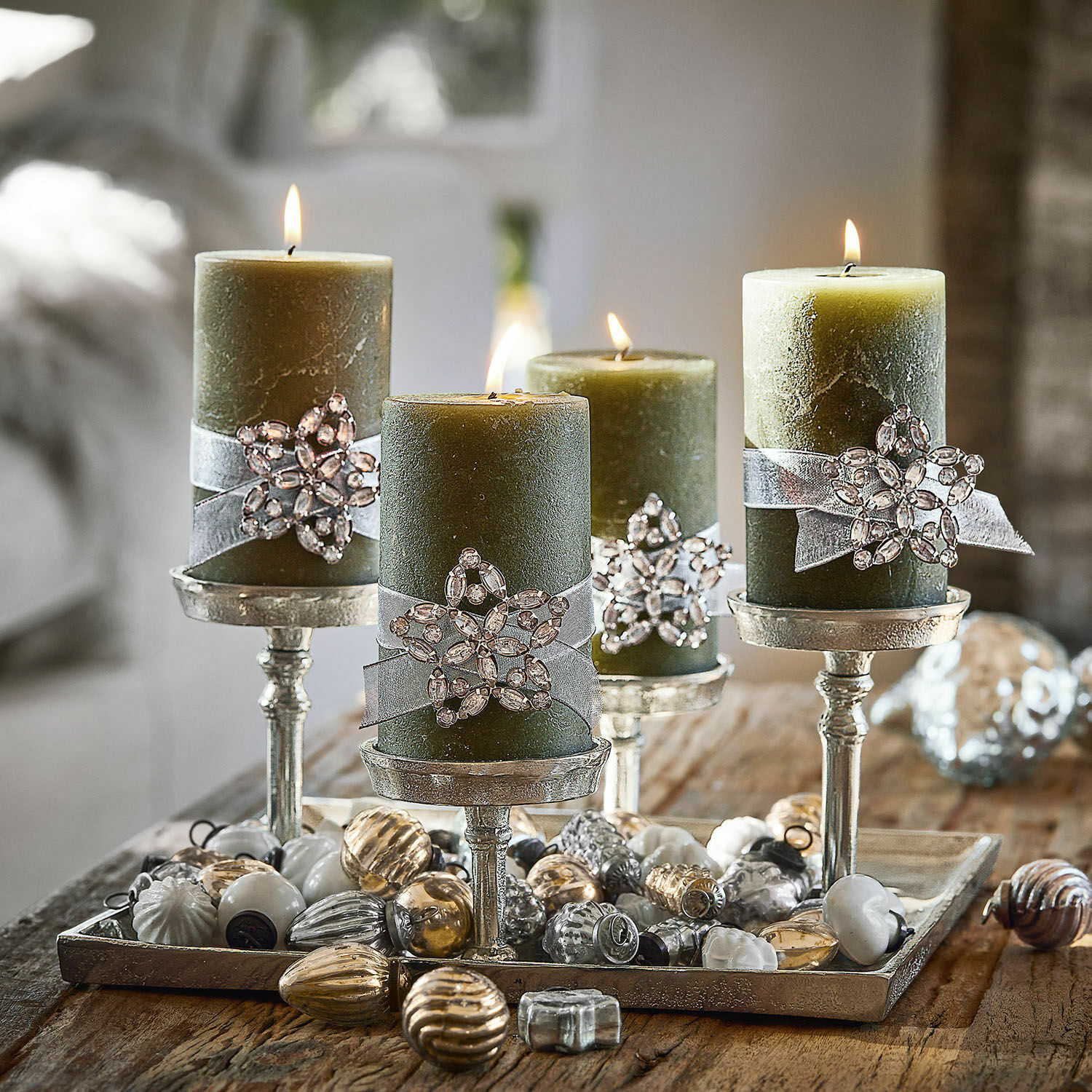 Bandeja para velas Carsic Velas decorativas verdes con adornos de cristal en candelabros plateados con decoración navideña