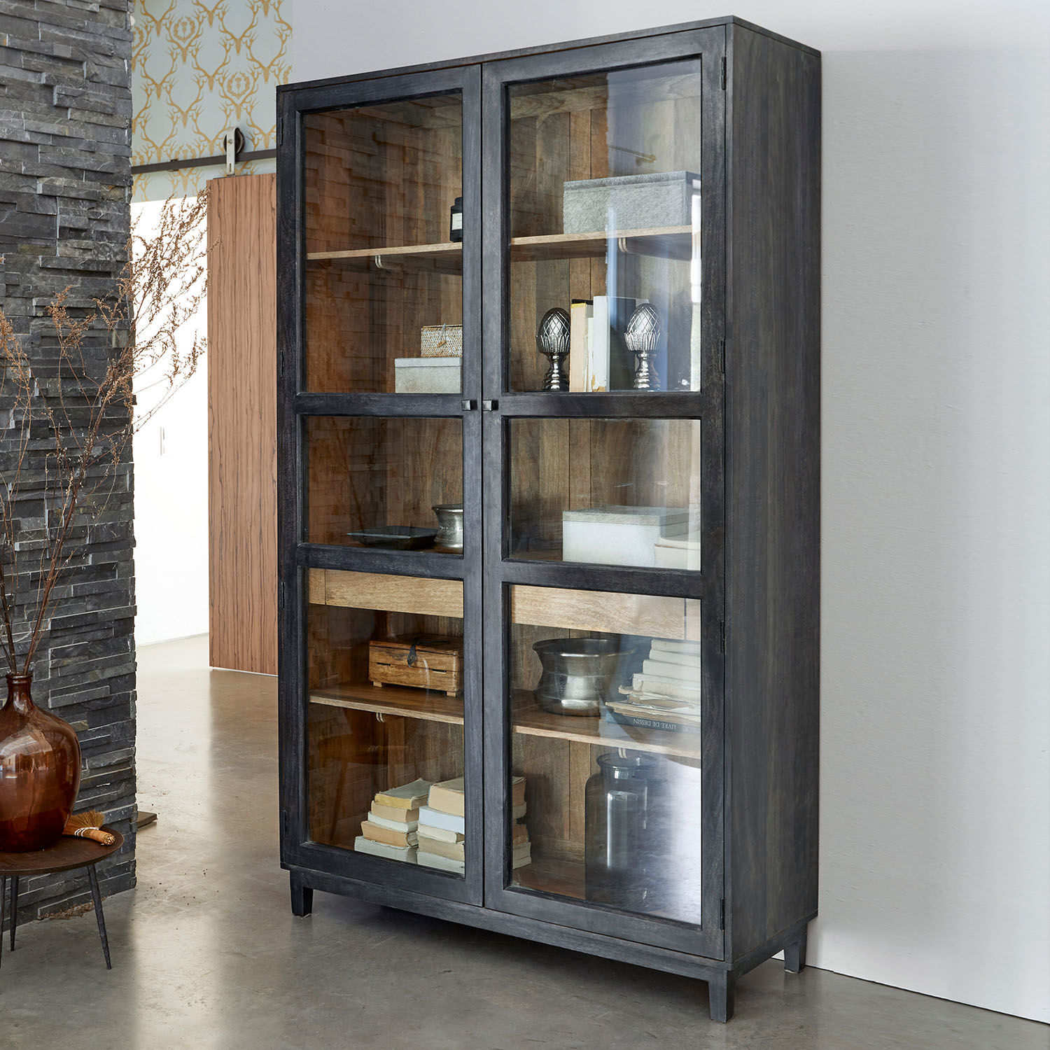 Armario Altagracia Vitrina gris de madera y vidrio con estantes para libros y decoración en interior moderno
