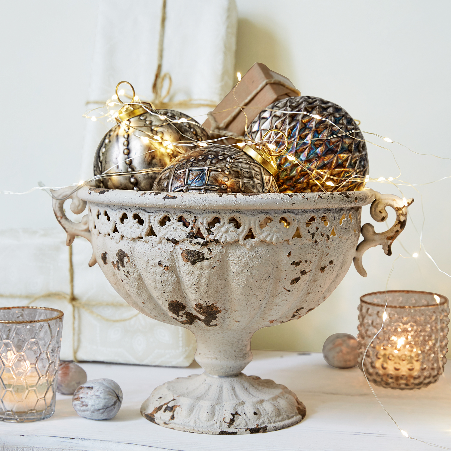 Cuenco decorativo de metal envejecido con bolas navideñas y luces LED para decoración festiva