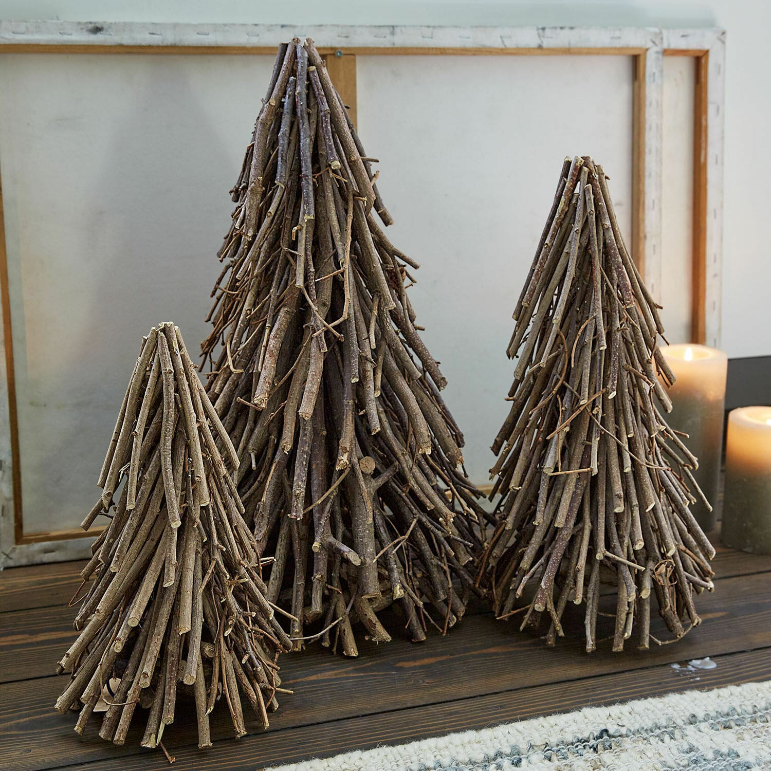 Set de 3 árboles decorativos Orilev Árboles decorativos hechos de ramas de madera natural en varios tamaños sobre mesa de madera