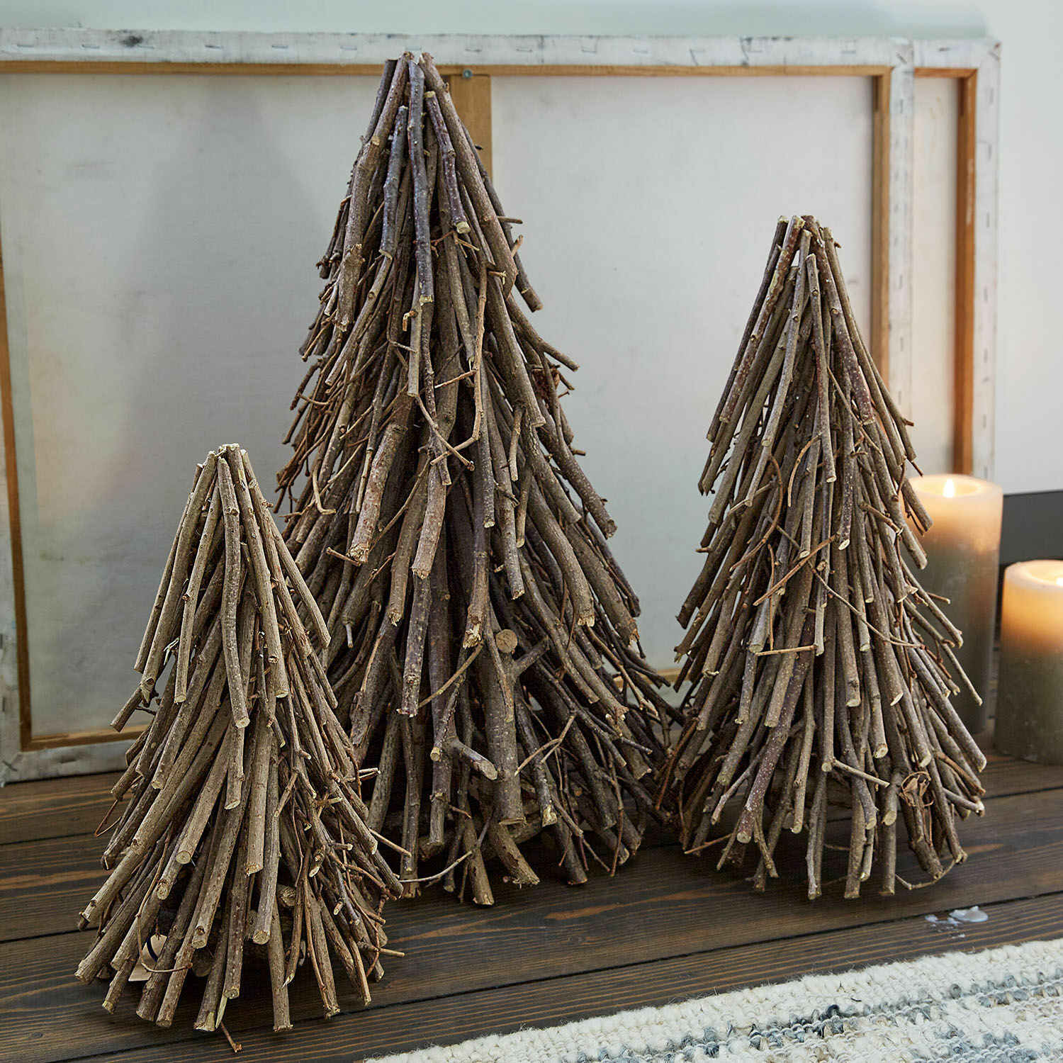 Set de 3 árboles decorativos Orilev Árboles decorativos hechos de ramas de madera natural en varios tamaños sobre mesa de madera