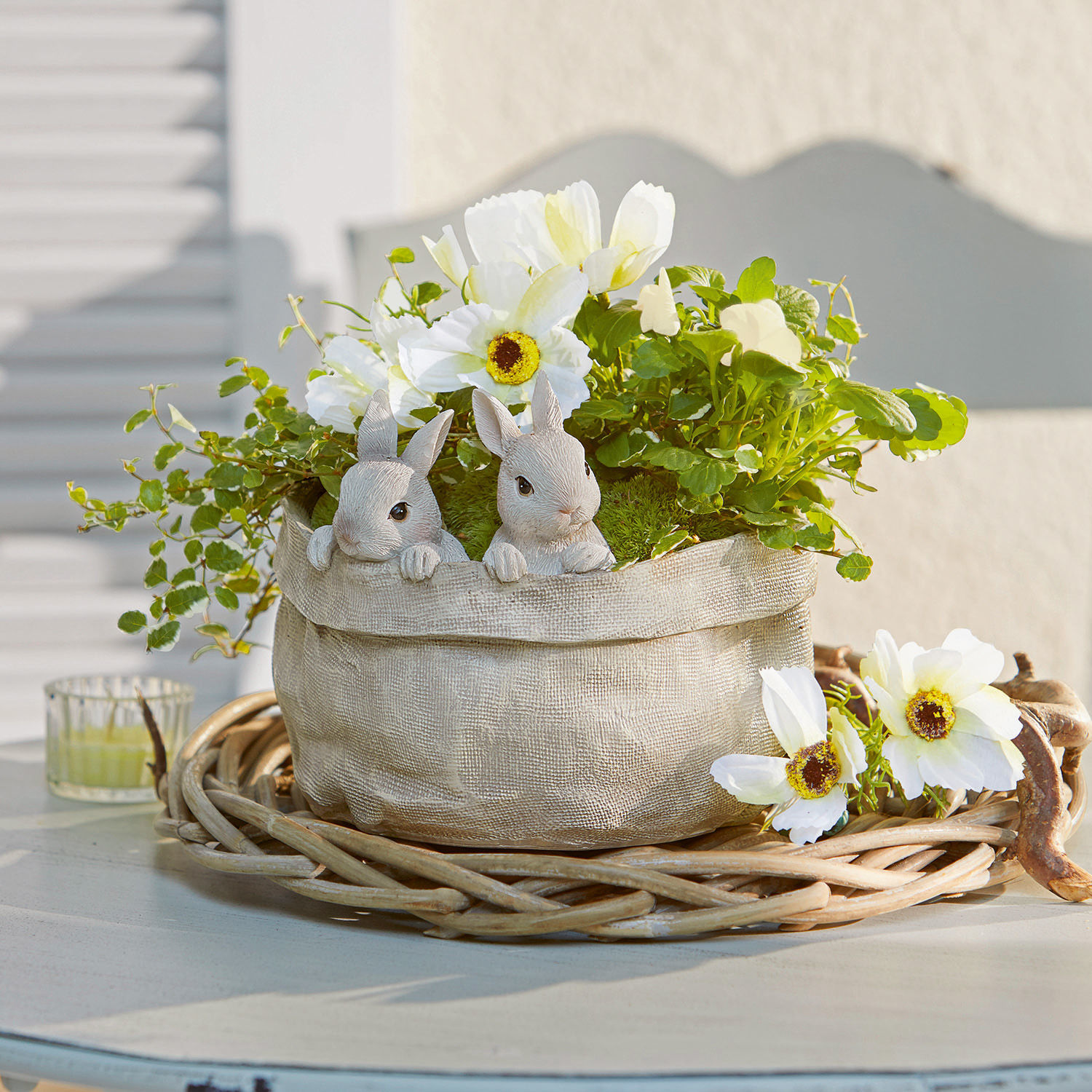 Macetero Mouriel Maceta decorativa de tela beige con flores blancas y figuras de conejos sobre base de mimbre