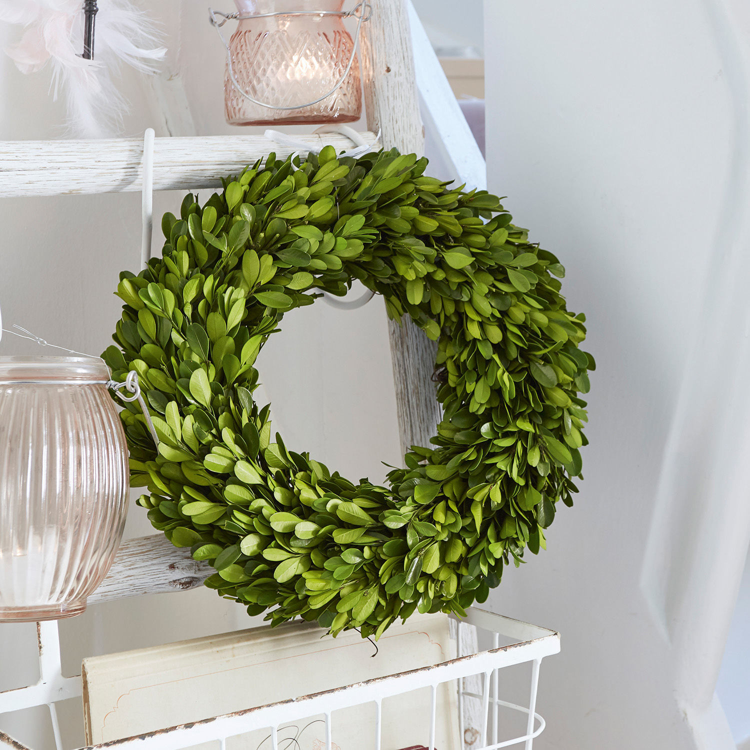 Corona Auray Corona decorativa verde de hojas colgada en escalera de madera blanca para decoración interior