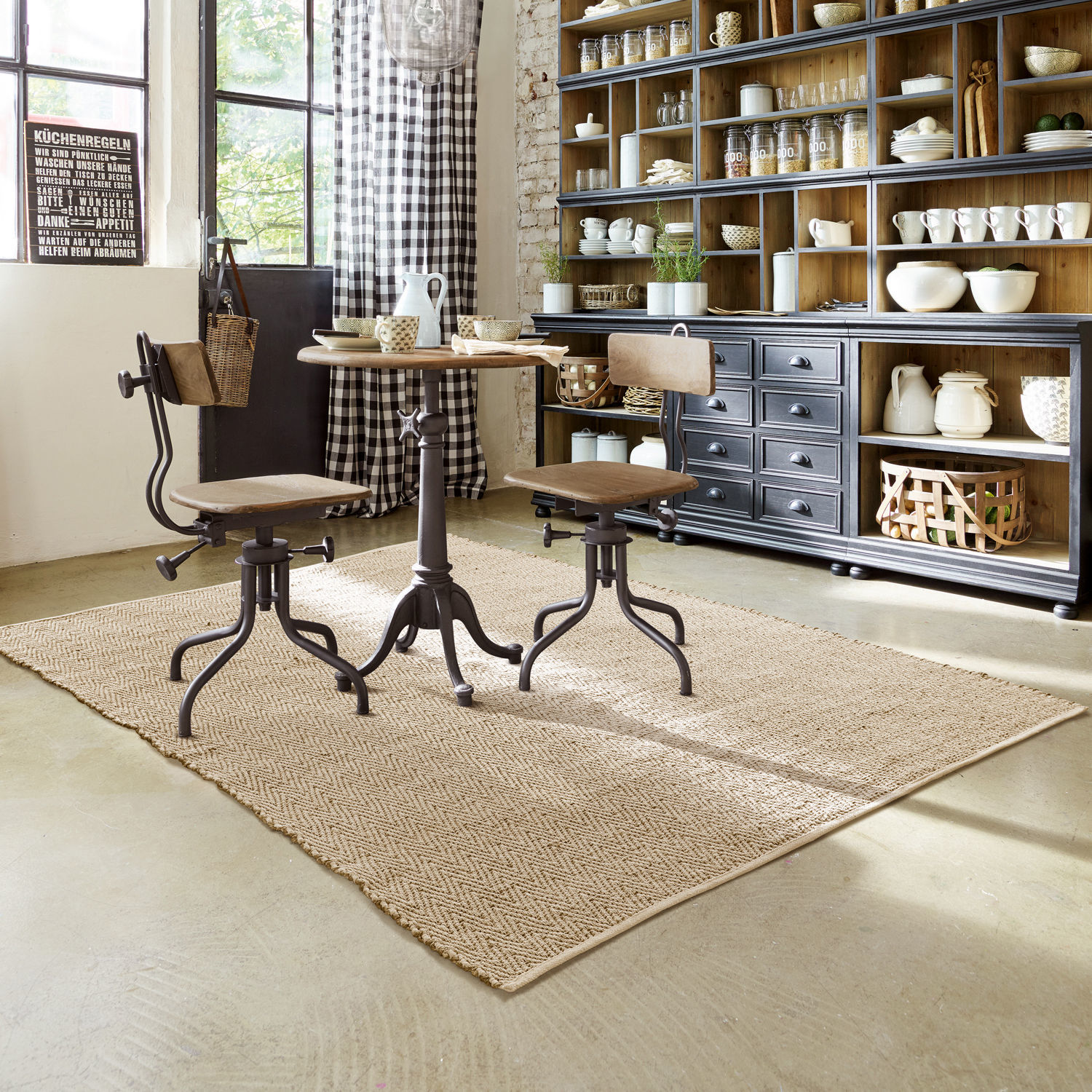 Alfombra Jonesboro Alfombra beige clara de yute en cocina con mesa de madera y sillas metálicas vintage