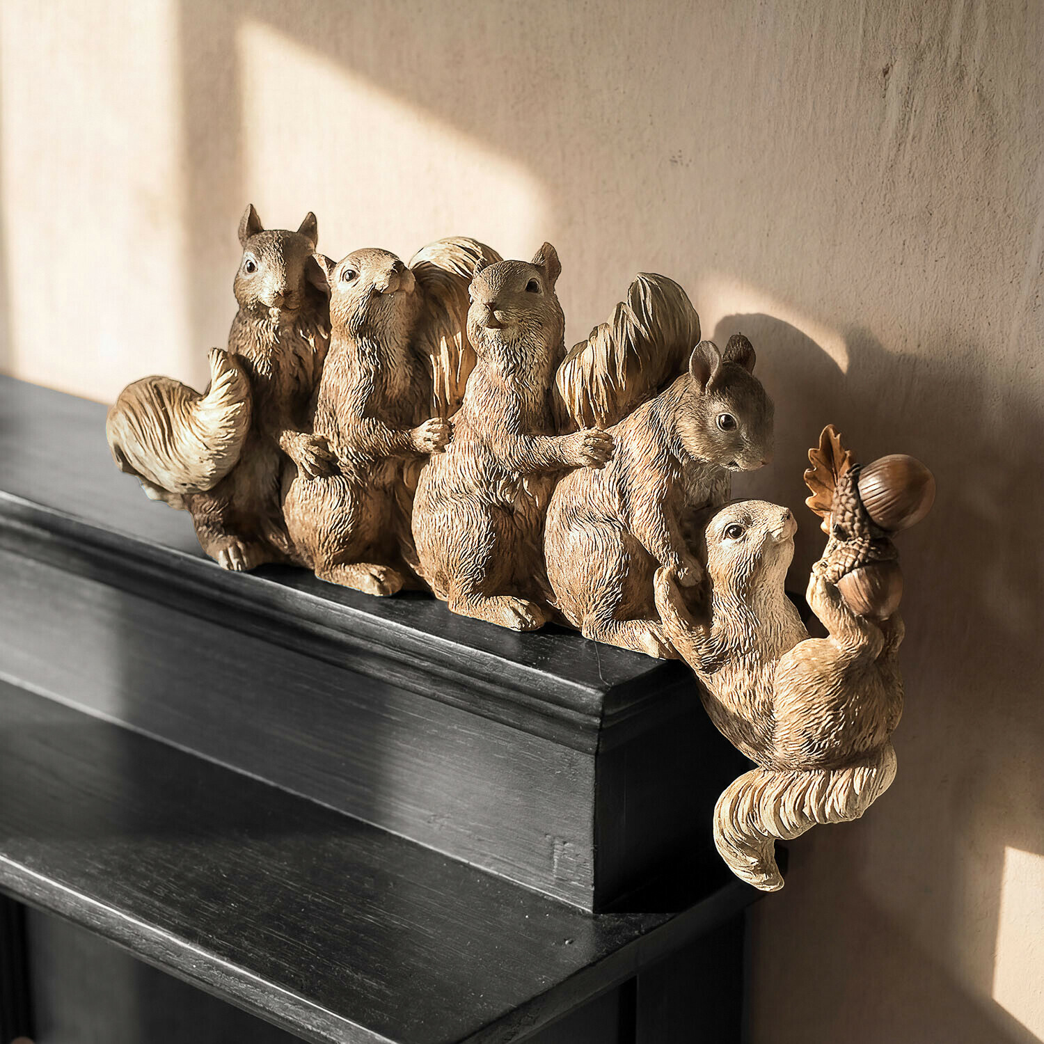 Ardillas decorativas Quinnby Figuras decorativas de ardillas beige sobre estante negro, adorno para interiores
