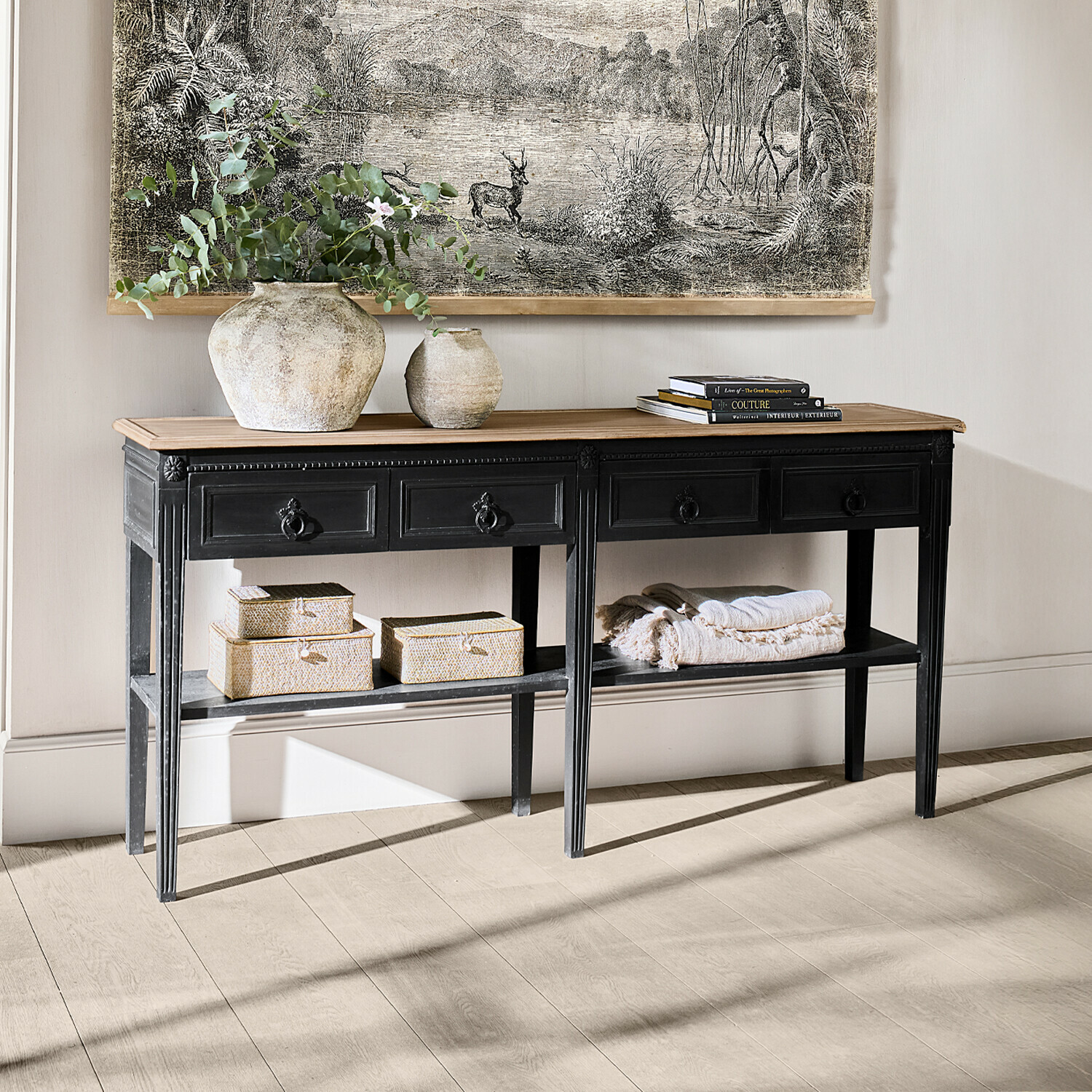 Consola Riviéres Consola negra con tablero de madera, decorada con jarrones y libros, estilo vintage para salón