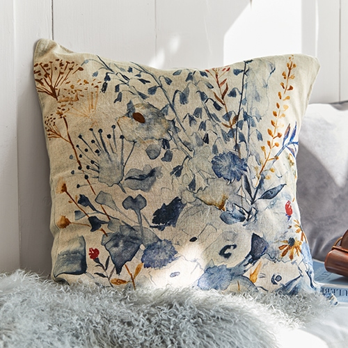 Cojín decorativo de algodón color crema con diseño floral azul y marrón para sala de estar