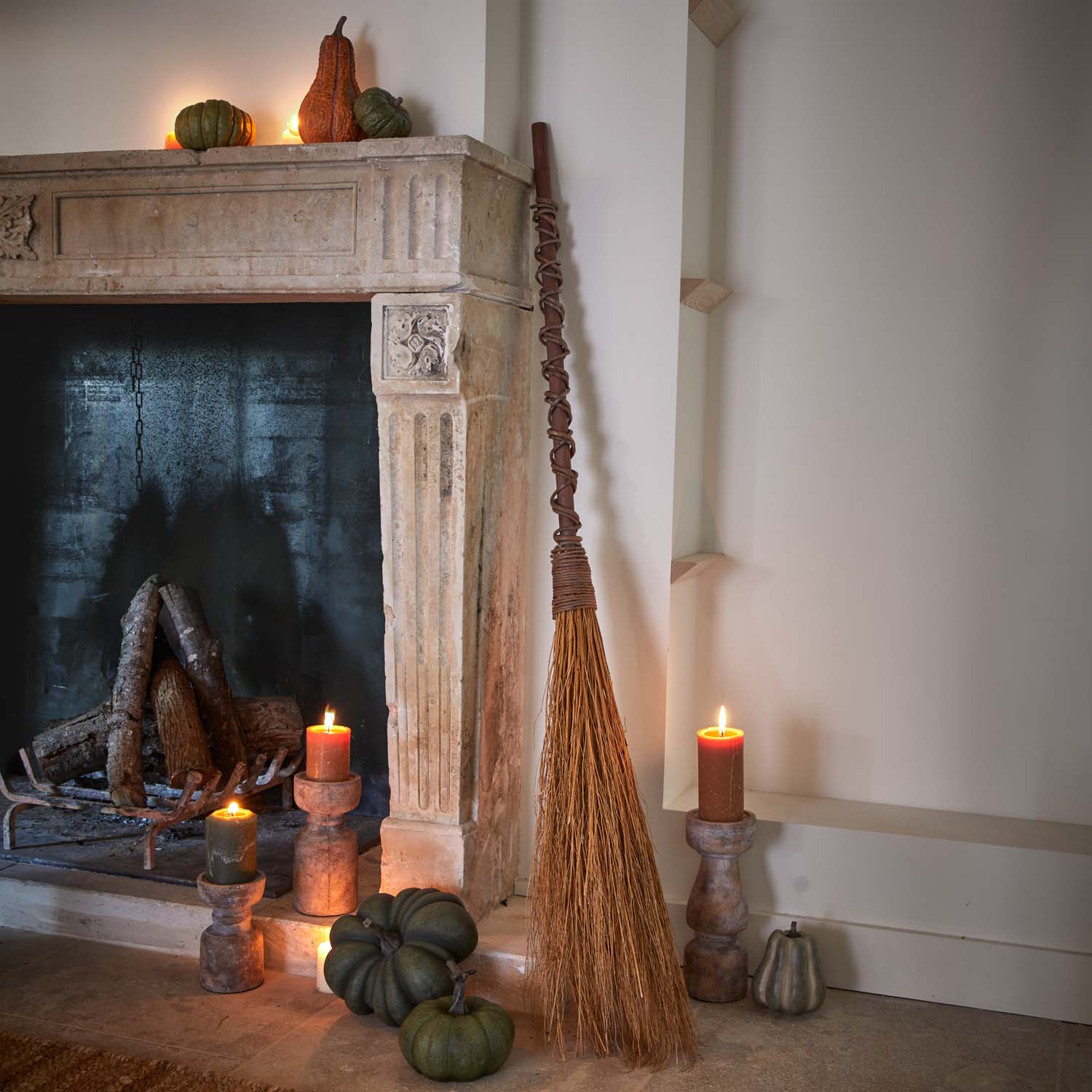 Magia junto a la chimenea: calabazas, velas y piel de gallina Magia junto a la chimenea: calabazas, velas y piel de gallina