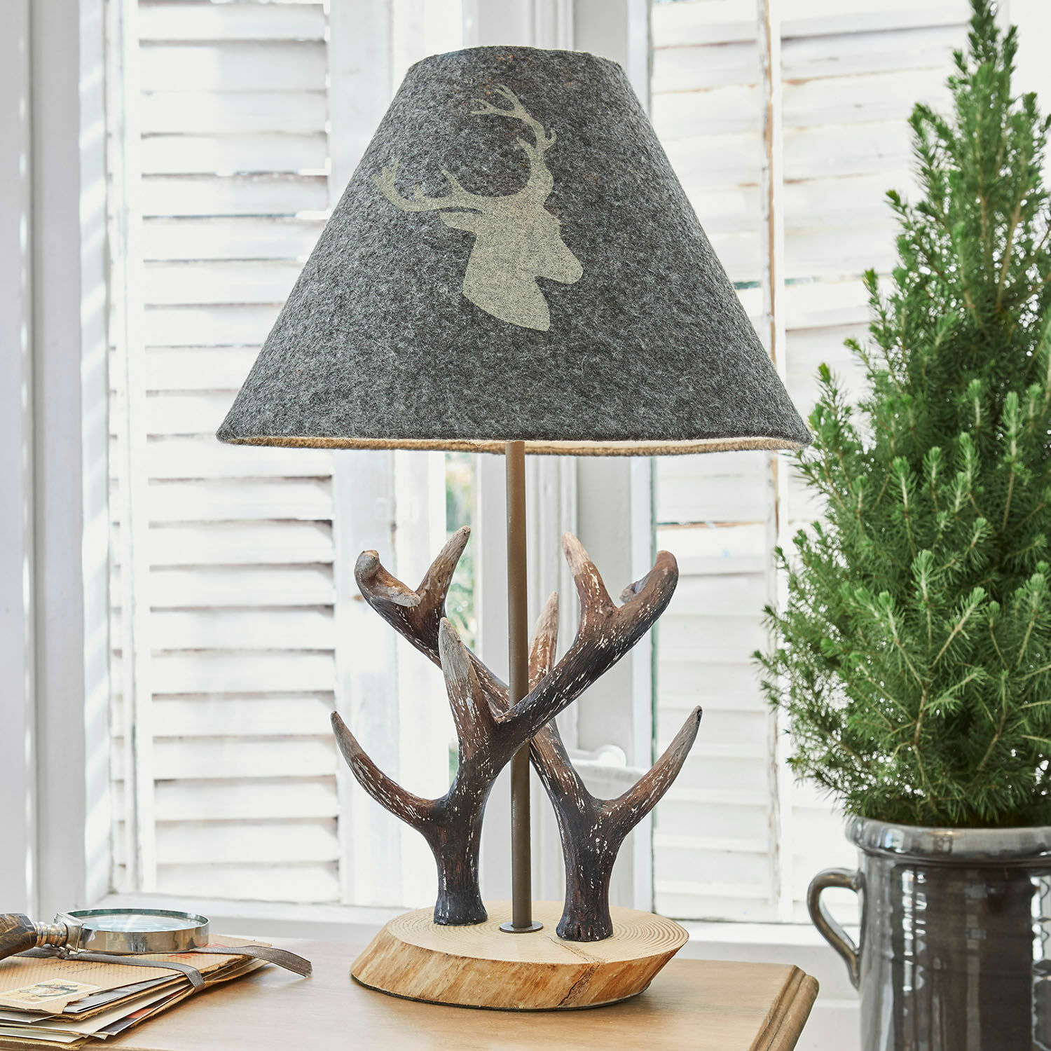 Lámpara de mesa Lodge Lámpara de mesa con pantalla de fieltro gris con diseño de ciervo y base de madera con cuernos