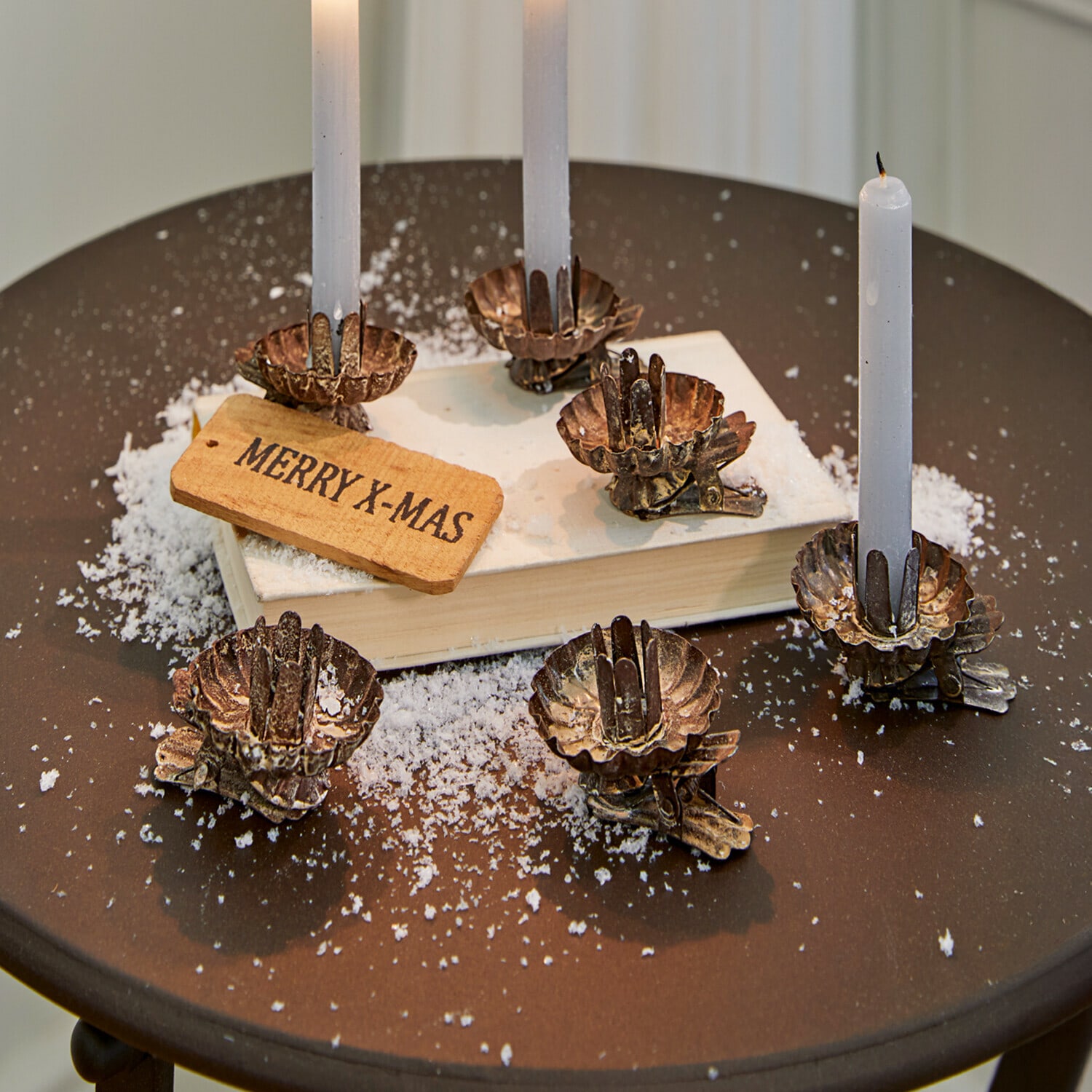 Juego de 6 candelabros Hermel Pinzas metálicas para velas en color latón con velas blancas y decoración Merry X-Mas