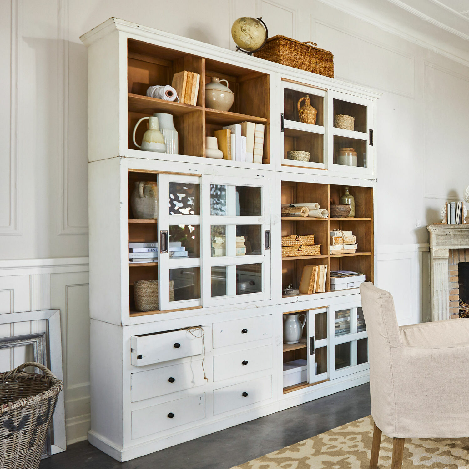 Armario Dubberly Aparador de madera blanca con puertas de cristal y cajones, estilo vintage, decorado con libros y cestas
