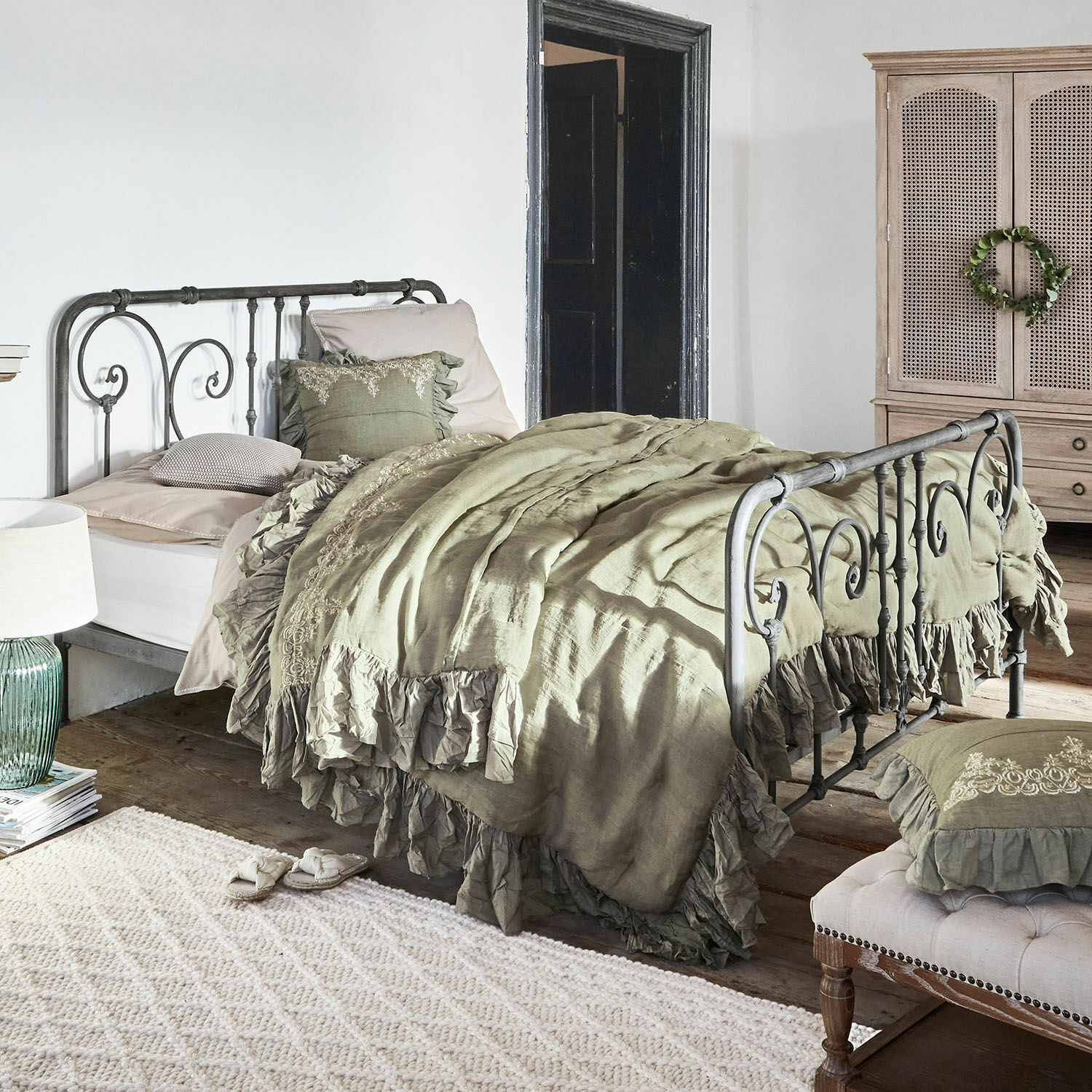 Cama Genouillé Cama de metal con ropa de cama verde de lino con volantes en dormitorio rústico