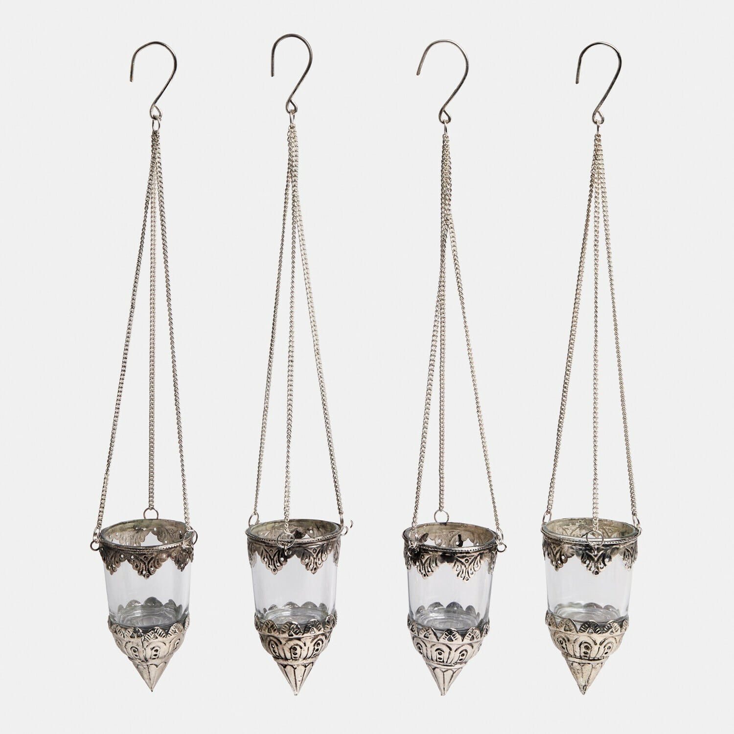 Set de 4 farolillos Céleste Conjunto de cuatro portavelas colgantes de cristal con detalles metálicos decorativos plateados