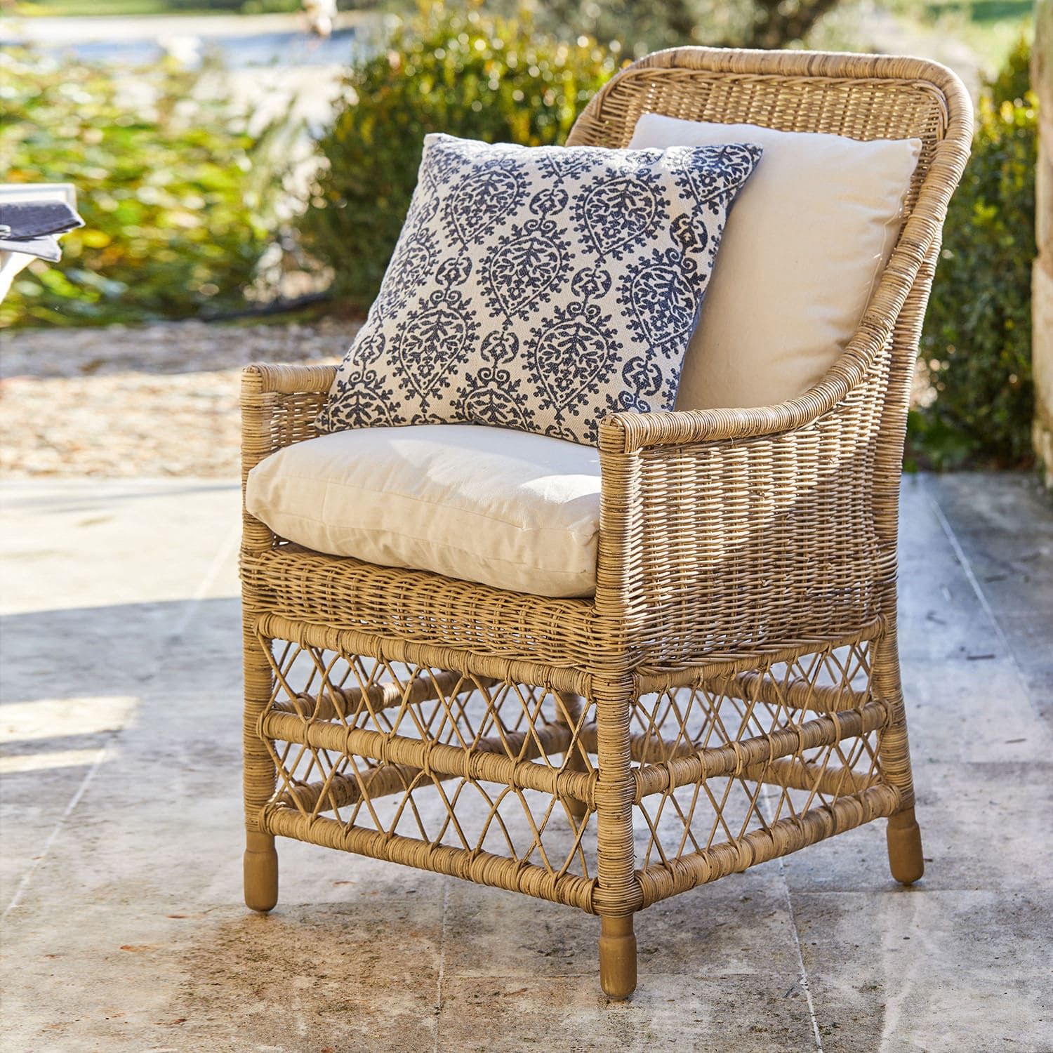 Sillón Giepmare Sillón de ratán con cojines crema y cojín decorativo azul marino, mueble de jardín elegante
