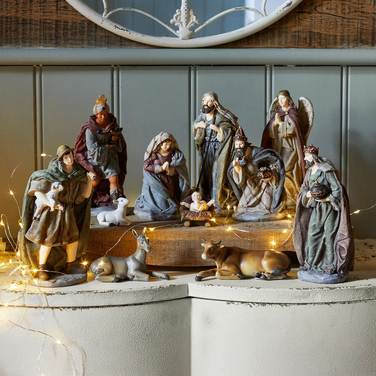 Set de 11 figuras de belén Luniva Conjunto de figuras de belén navideño con personajes y animales en colores naturales sobre base de madera