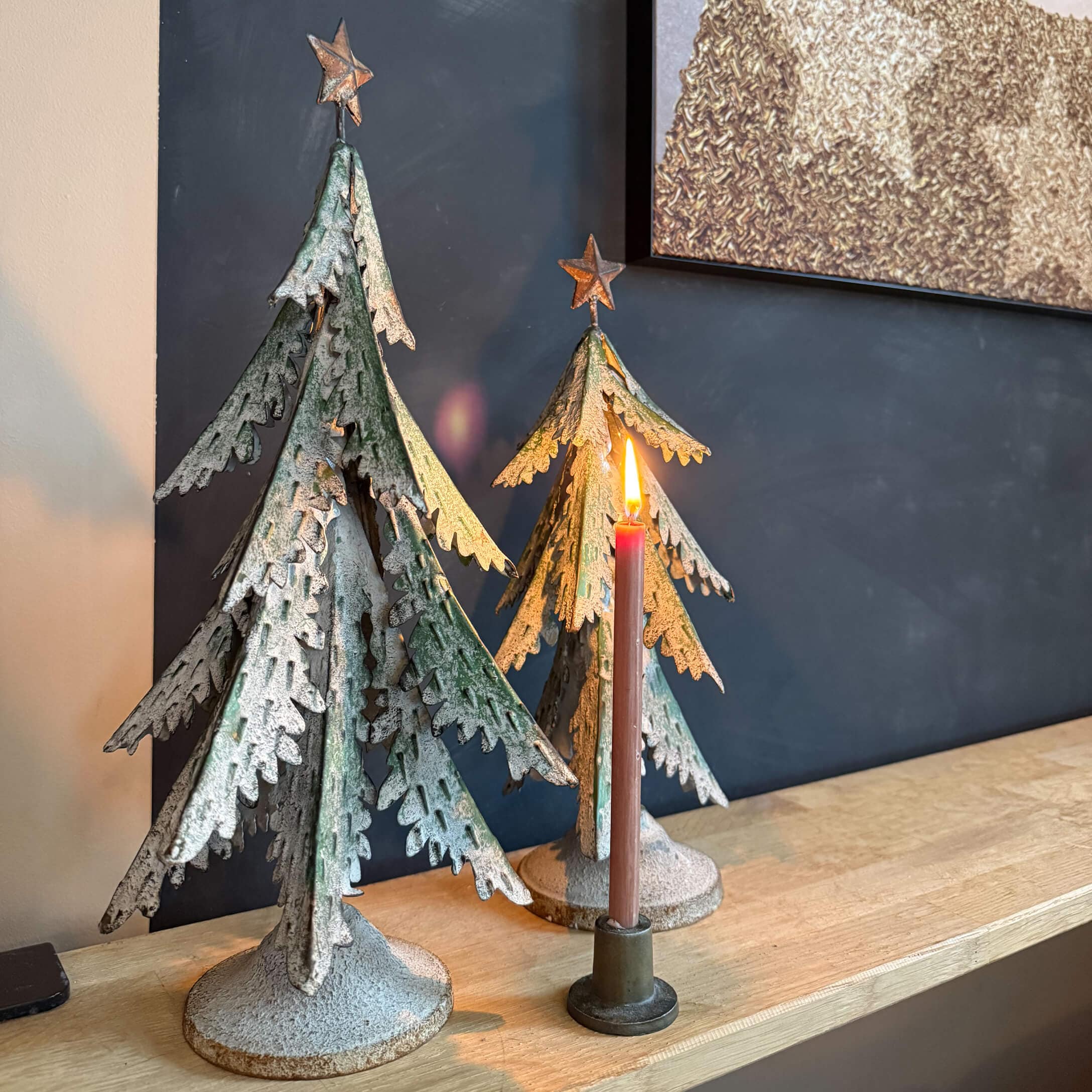 Decoraciones de árbol de Navidad de metal estilo industrial con pátina verde y blanca sobre estante de madera