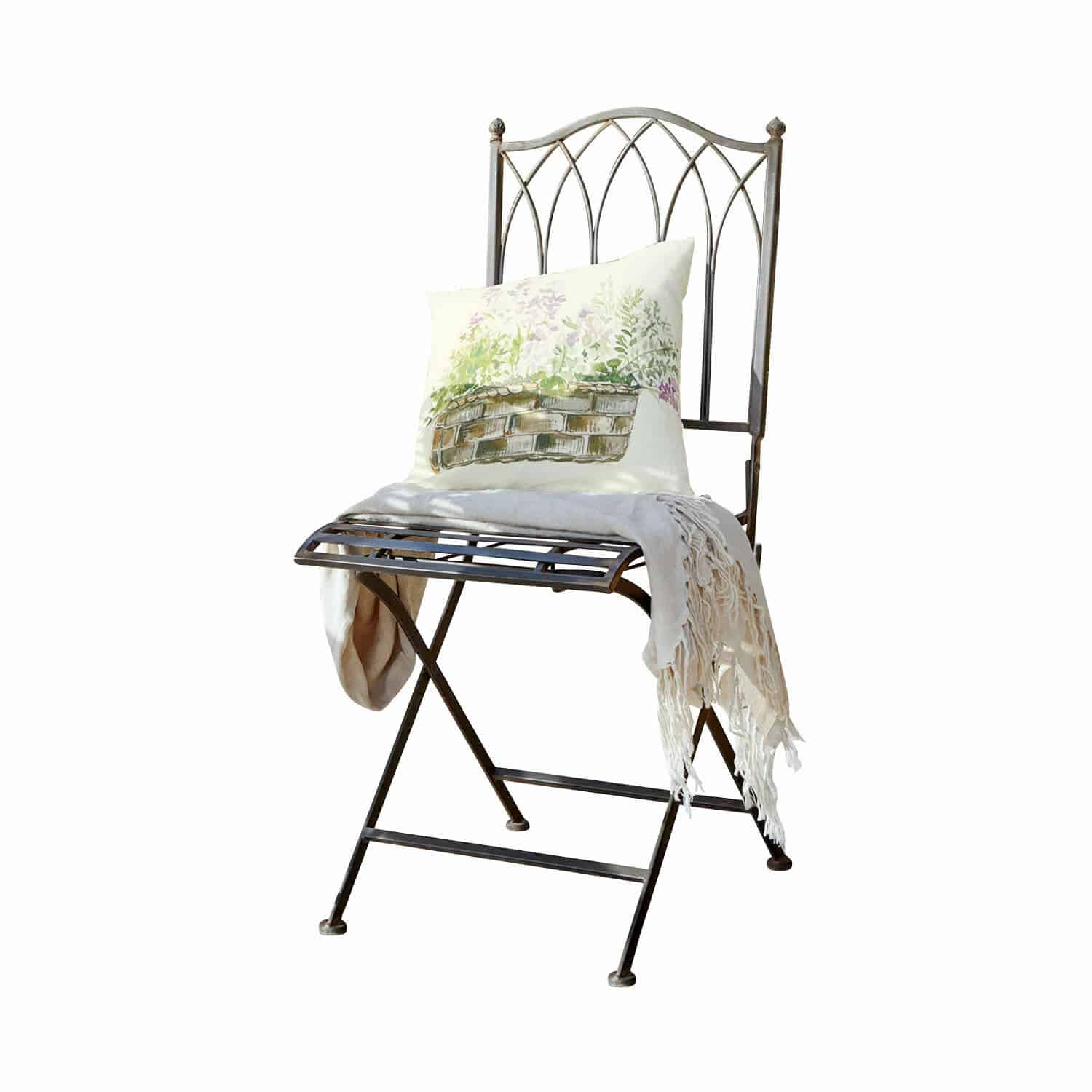 Silla Brignoles Silla de metal con respaldo decorativo, cojín claro con estampado y manta crema con flecos