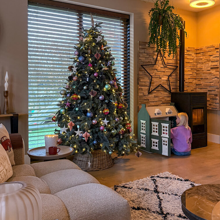 Un hogar moderno con espíritu navideño