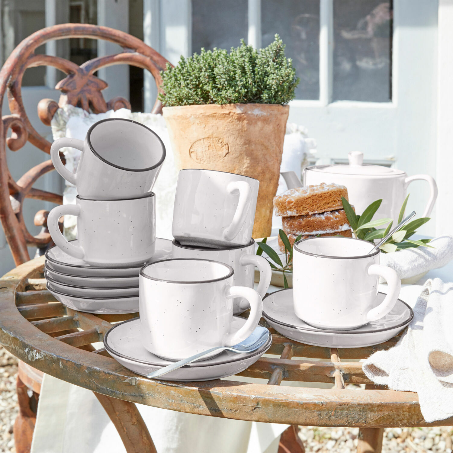 Set de 6 tazas y platillos Biarré Juego de tazas de cerámica blanca con platos en mesa rústica de jardín con pastel y maceta