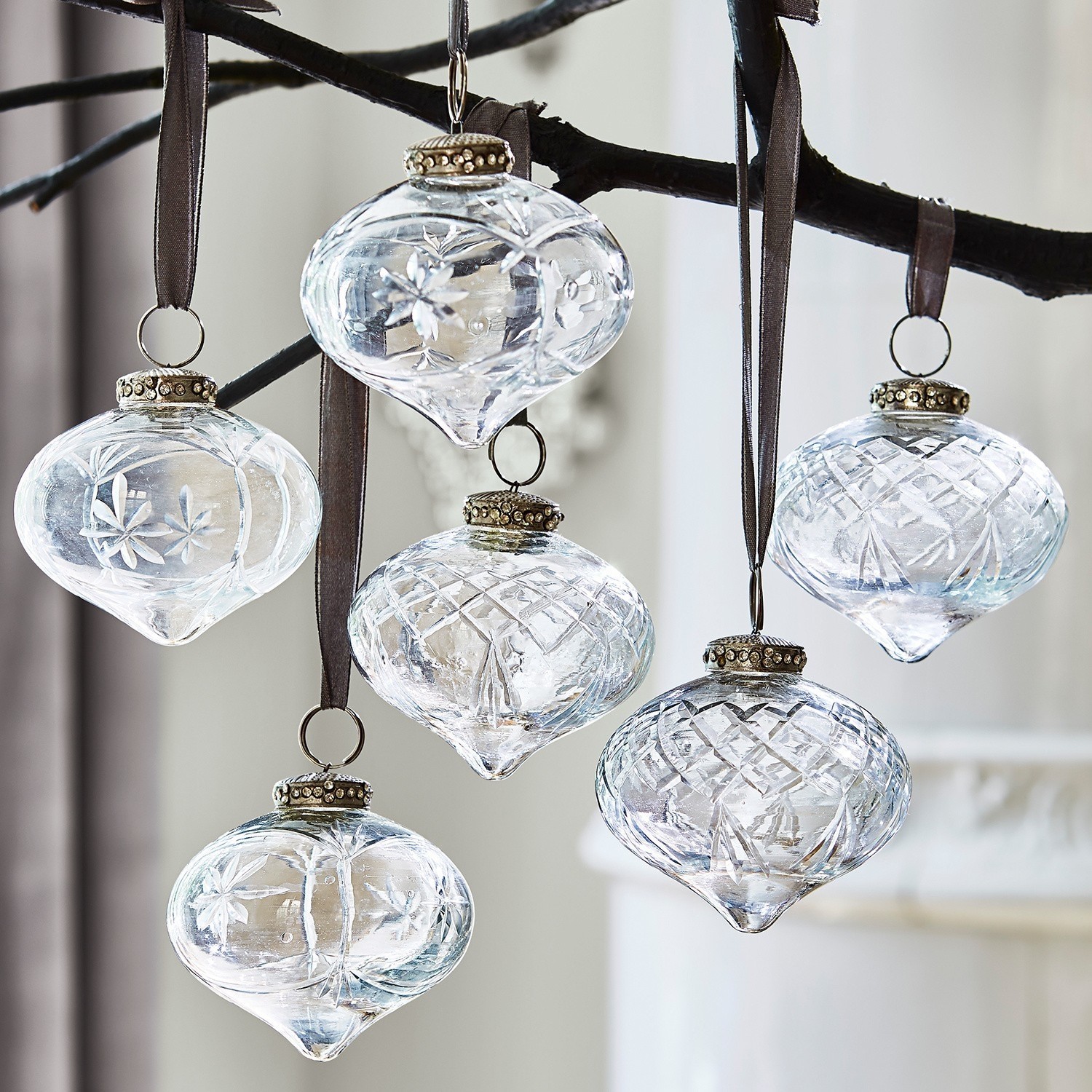 Set de 6 adornos navideños Cheshire Conjunto de seis adornos de vidrio transparente con grabados y cintas marrones para colgar
