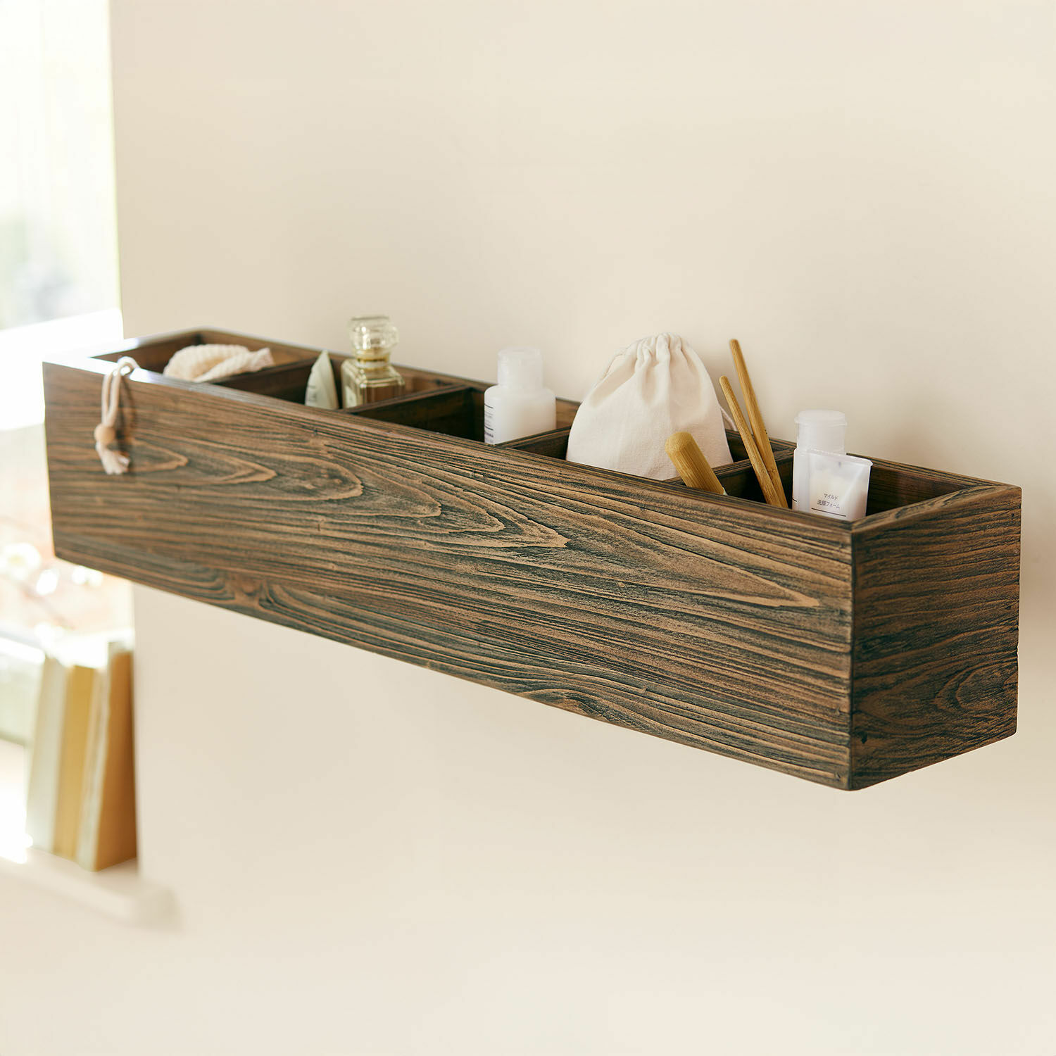 Estante de pared Katelac Estante de pared de madera oscura con compartimentos para organizar cosméticos y accesorios de baño