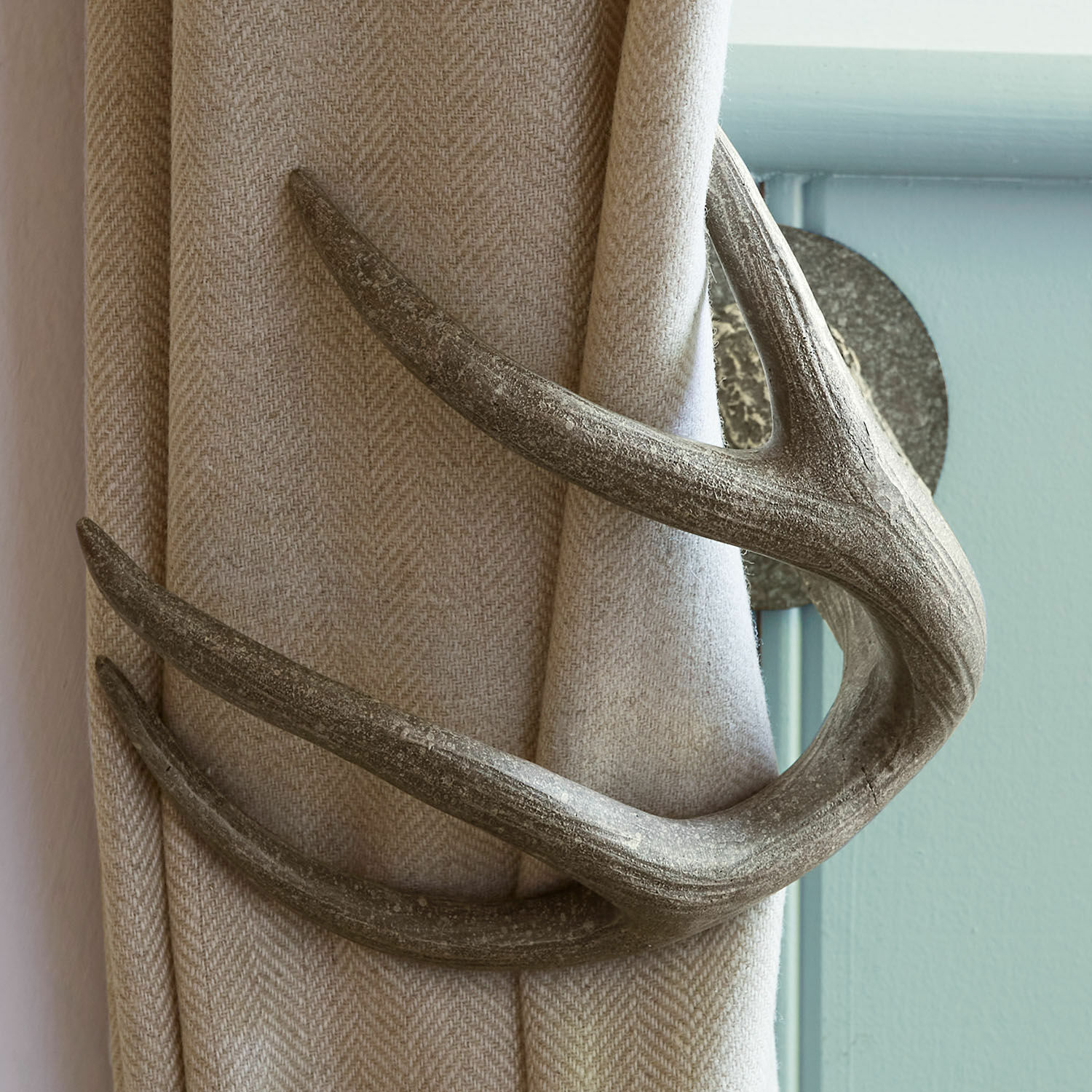 Set de 2 soportes para cortinas Soreva Soporte para cortinas en forma de asta gris sobre tela beige, accesorio decorativo interior