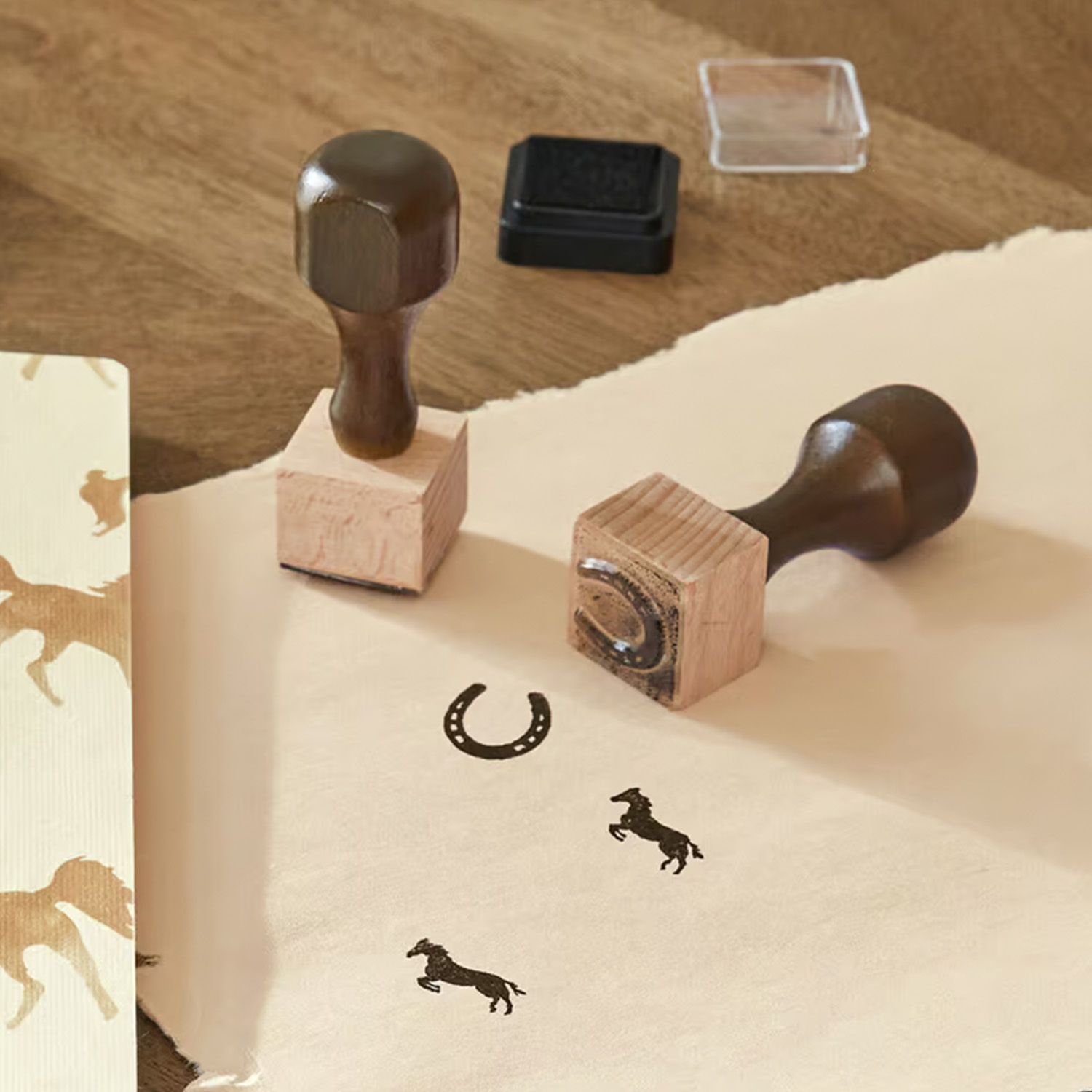 Sellos de madera con motivos de caballo y herradura sobre papel beige para decoración