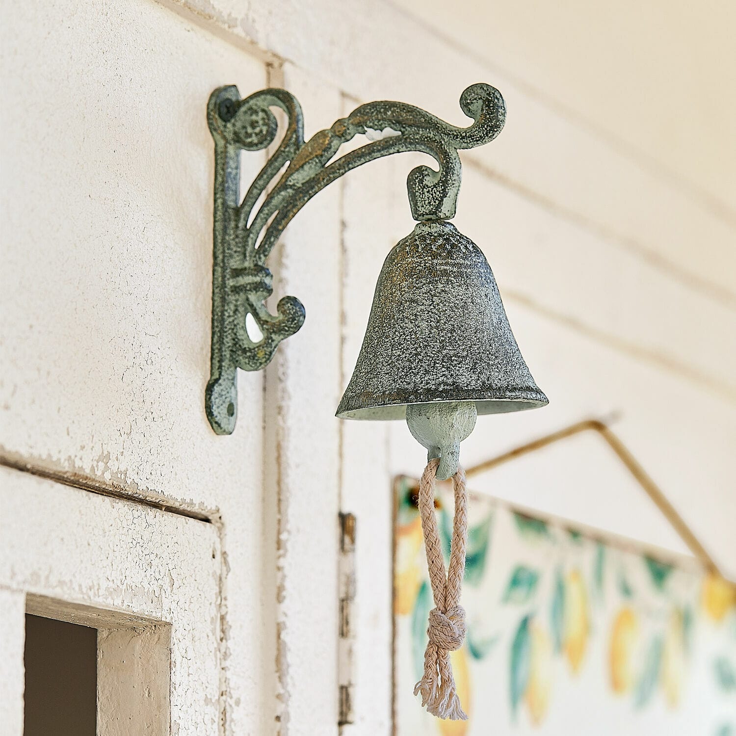 Campana Palerina Campana de pared de metal estilo vintage con acabado verde envejecido y cuerda colgante