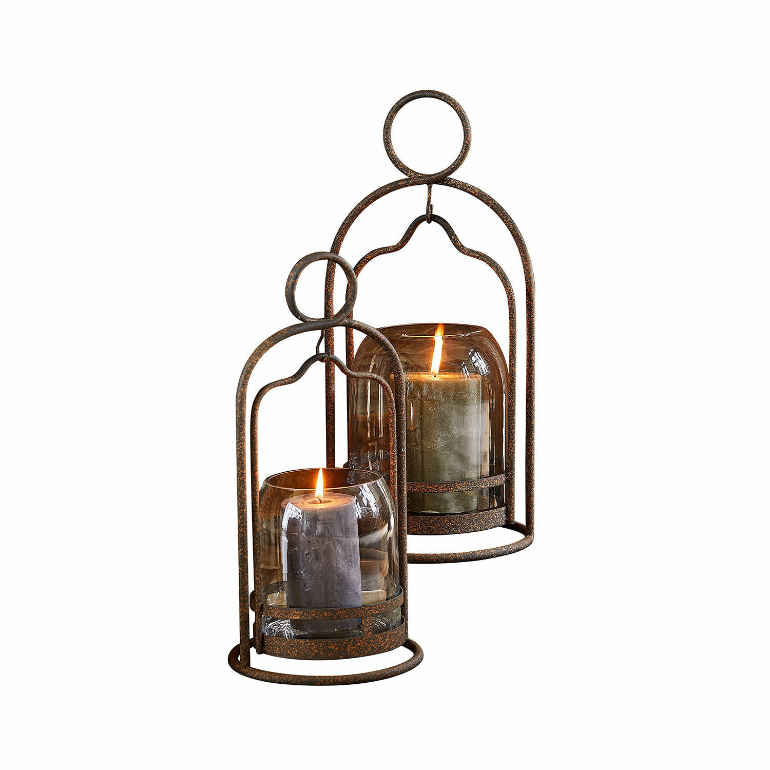 Set de 2 portavelas Émilisse Conjunto de dos faroles de metal oxidado y vidrio con velas encendidas para decoración acogedora