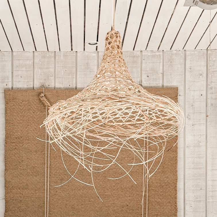Lámpara colgante de ratán claro trenzado con diseño orgánico para decoración interior natural