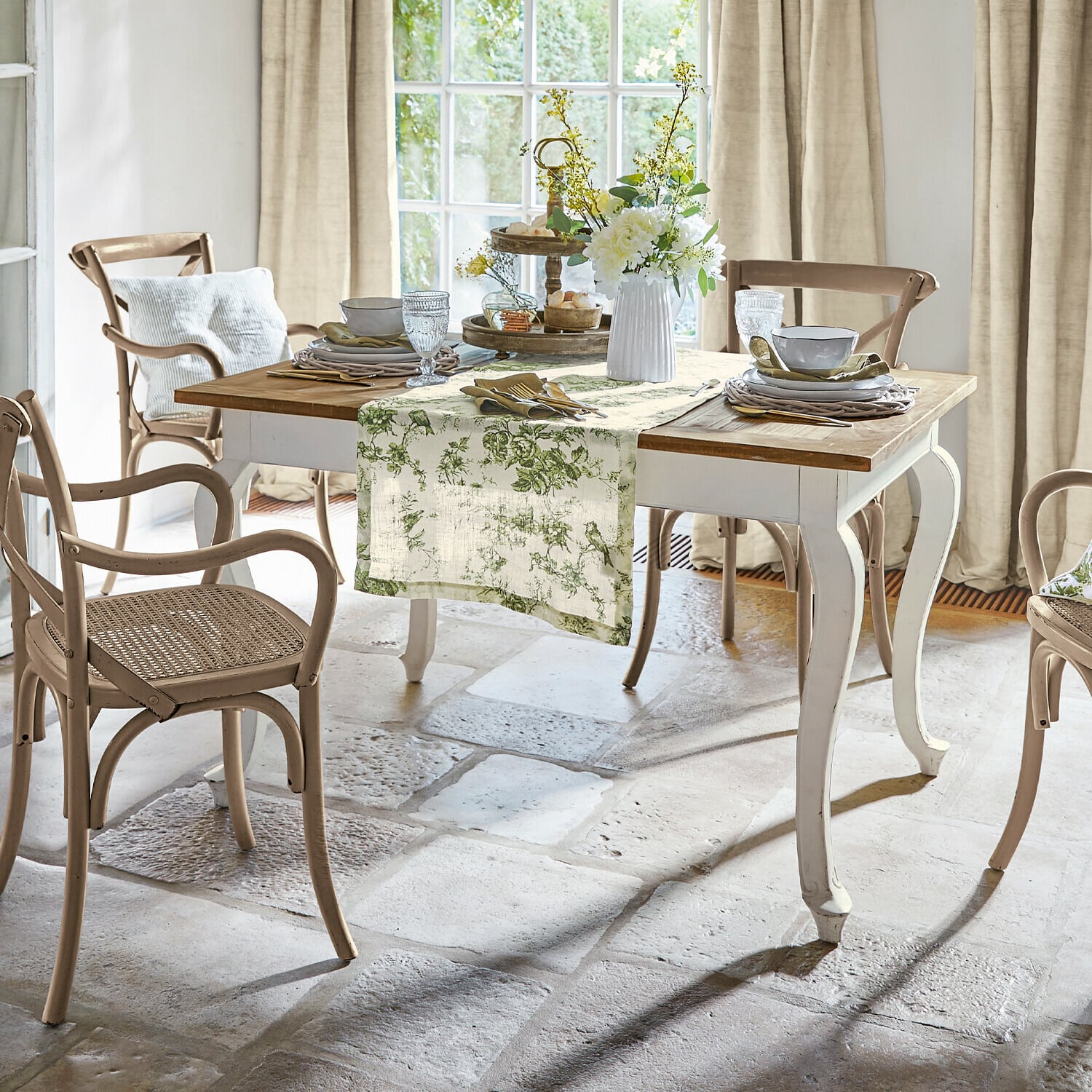 Mesa Plaish Comedor con mesa de madera blanca y natural, sillas de ratán beige en estilo rústico