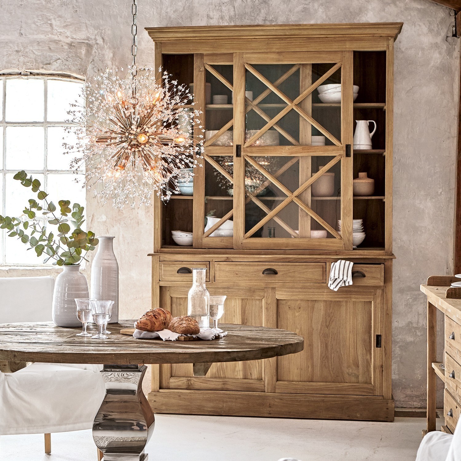 Armario Kanabec Vitrina de madera natural con puertas correderas de cristal y cajones para salón rústico