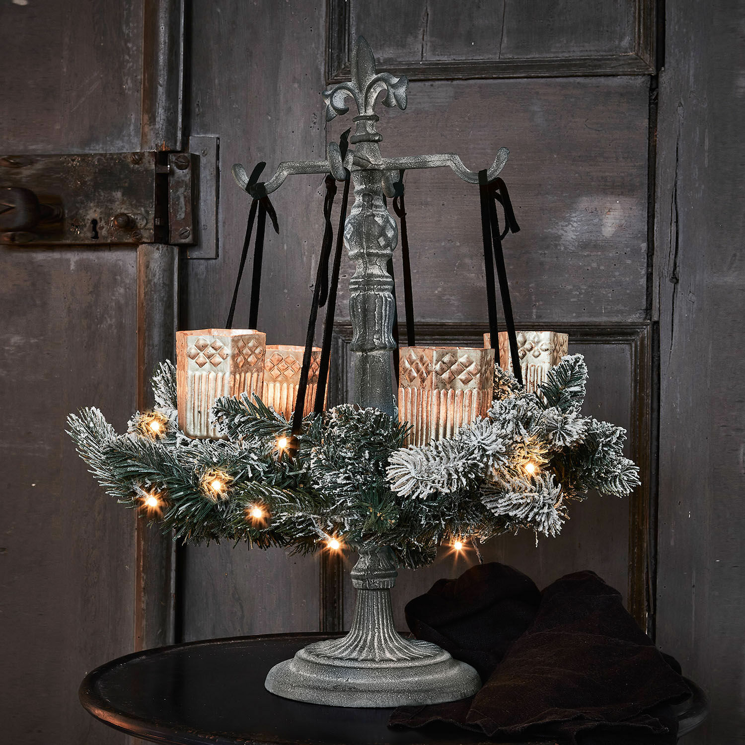 Soporte para coronas Antwan Candelabro de metal con ramas de abeto y luces LED para decoración navideña