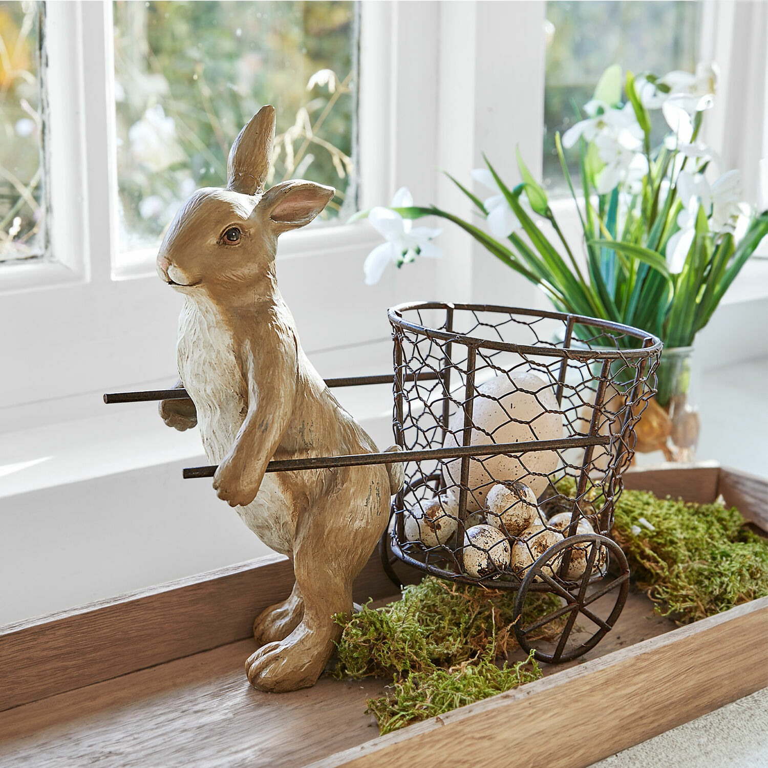 Conejo de Pascua Tadino Conejo decorativo de resina con cesta metálica llena de huevos para decoración primaveral interior