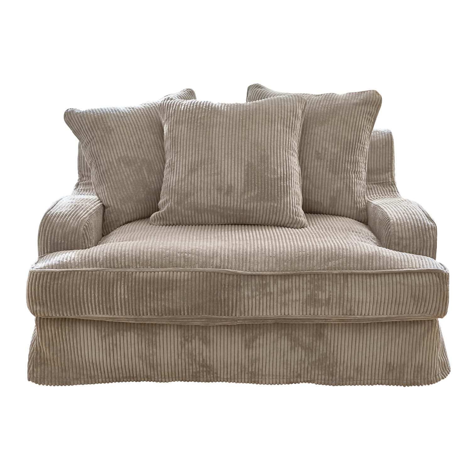 Sofá beige de pana suave con tres cojines, cómodo para salón