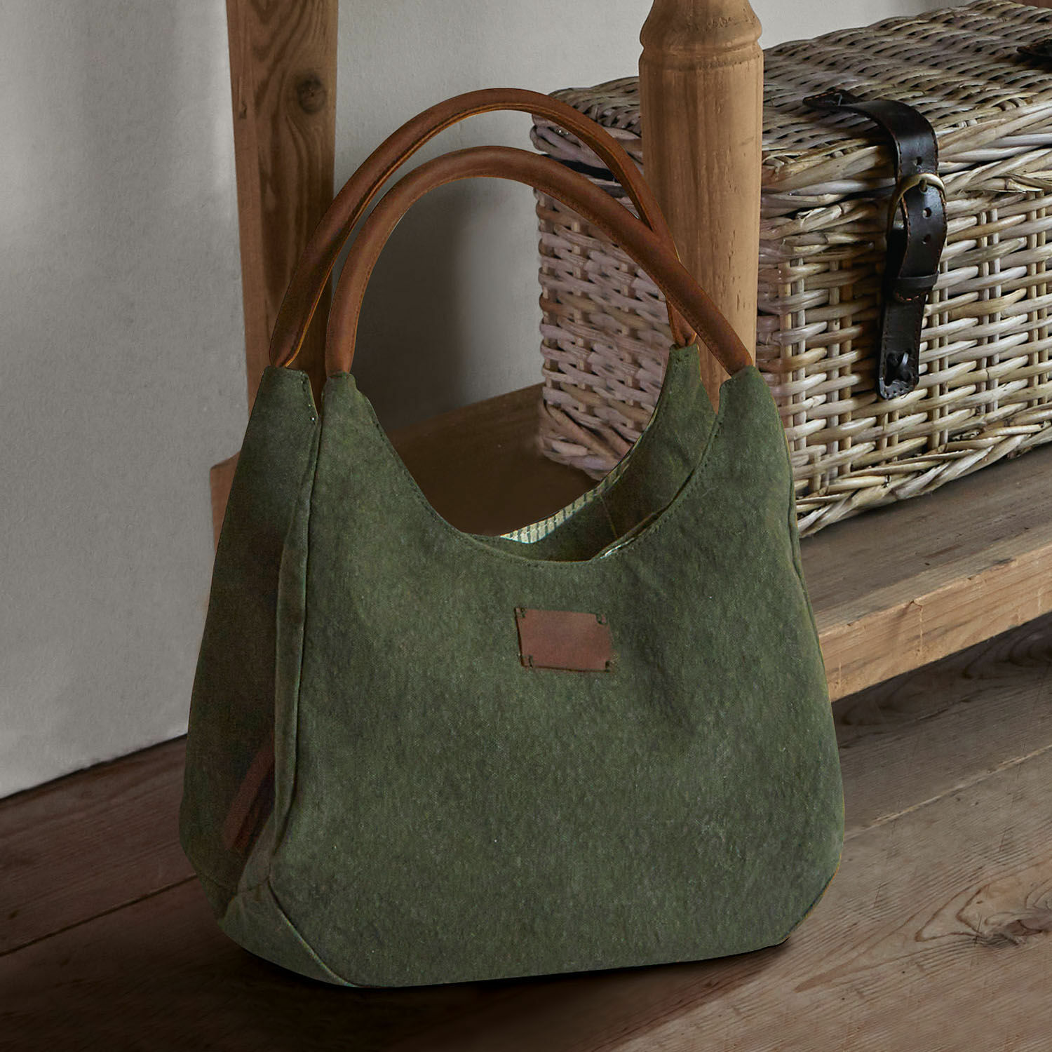 Bolso Lucie Bolsa verde de fieltro con asas de cuero marrón sobre mesa de madera, bolsa de compras