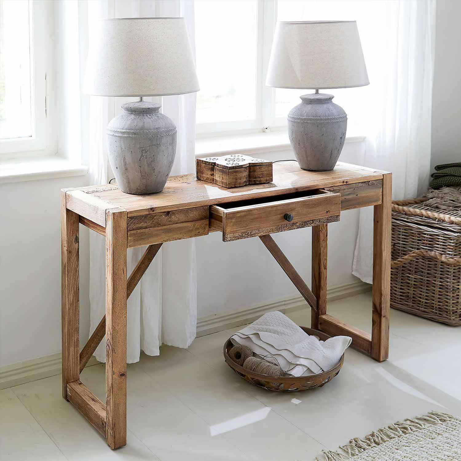 Escritorio rústico de madera con cajón y dos lámparas de cerámica gris en habitación luminosa