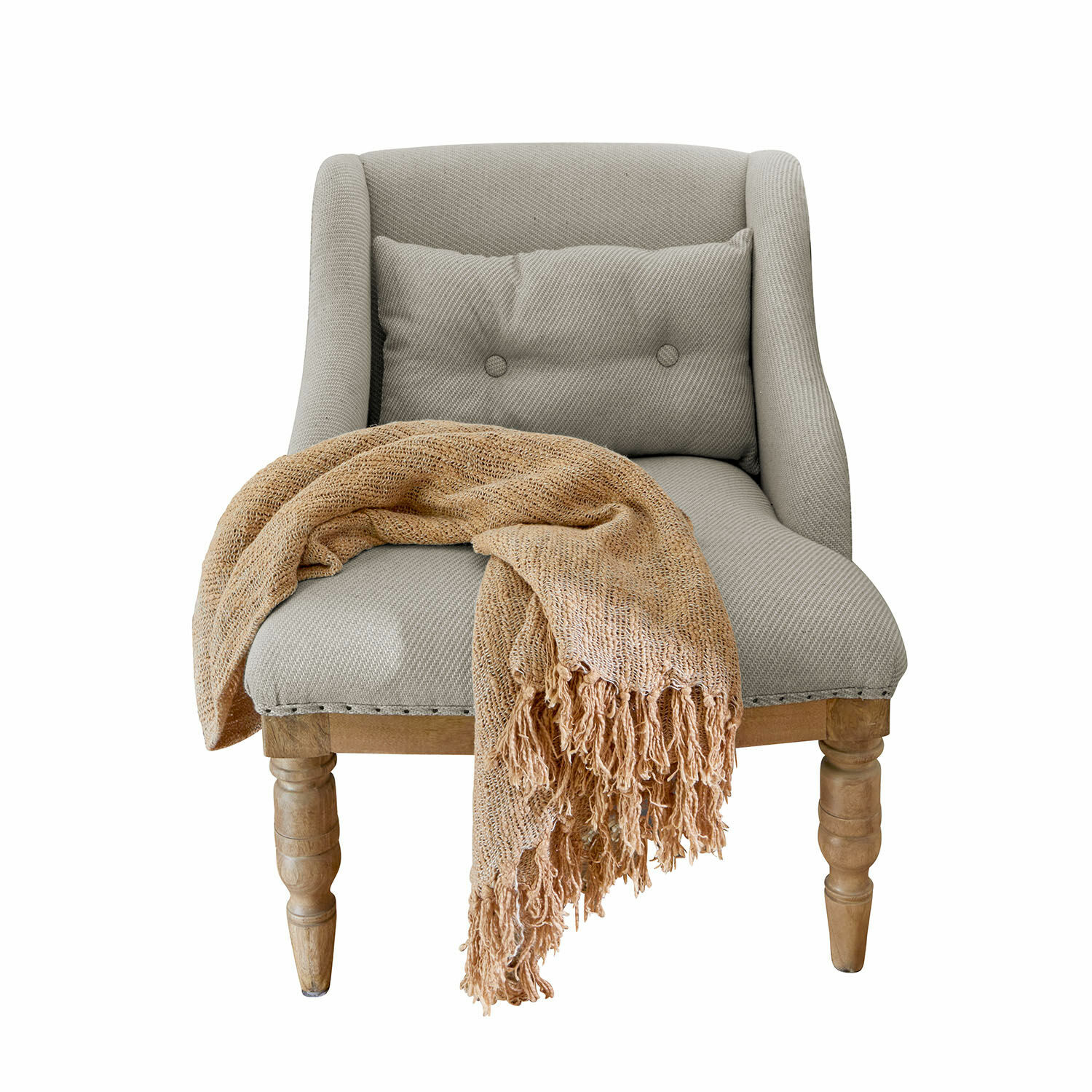 Sillón gris de tela con patas de madera y manta beige suave sobre el asiento