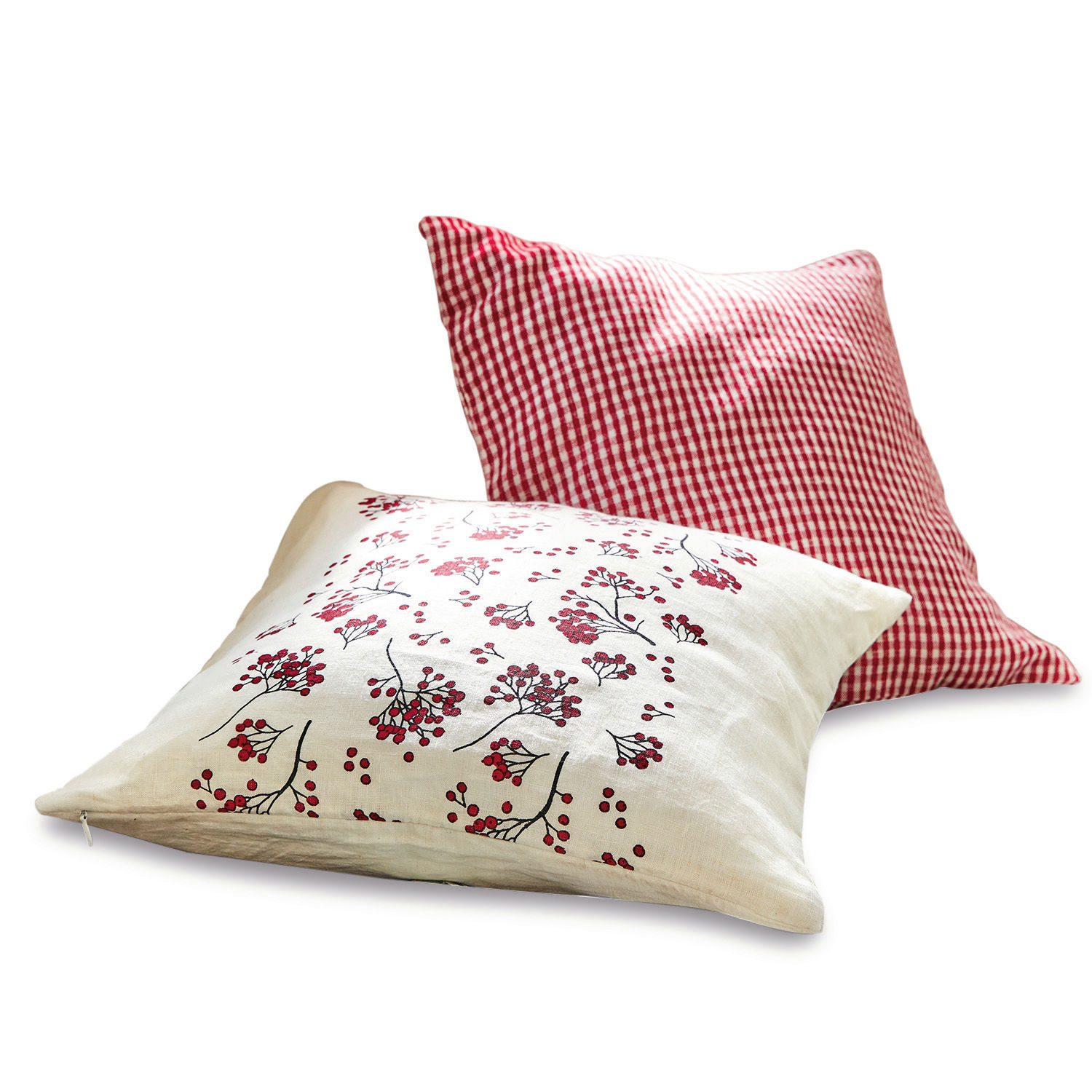 Dos cojines decorativos de lino, uno a cuadros rojo y blanco, otro con diseño de bayas rojas