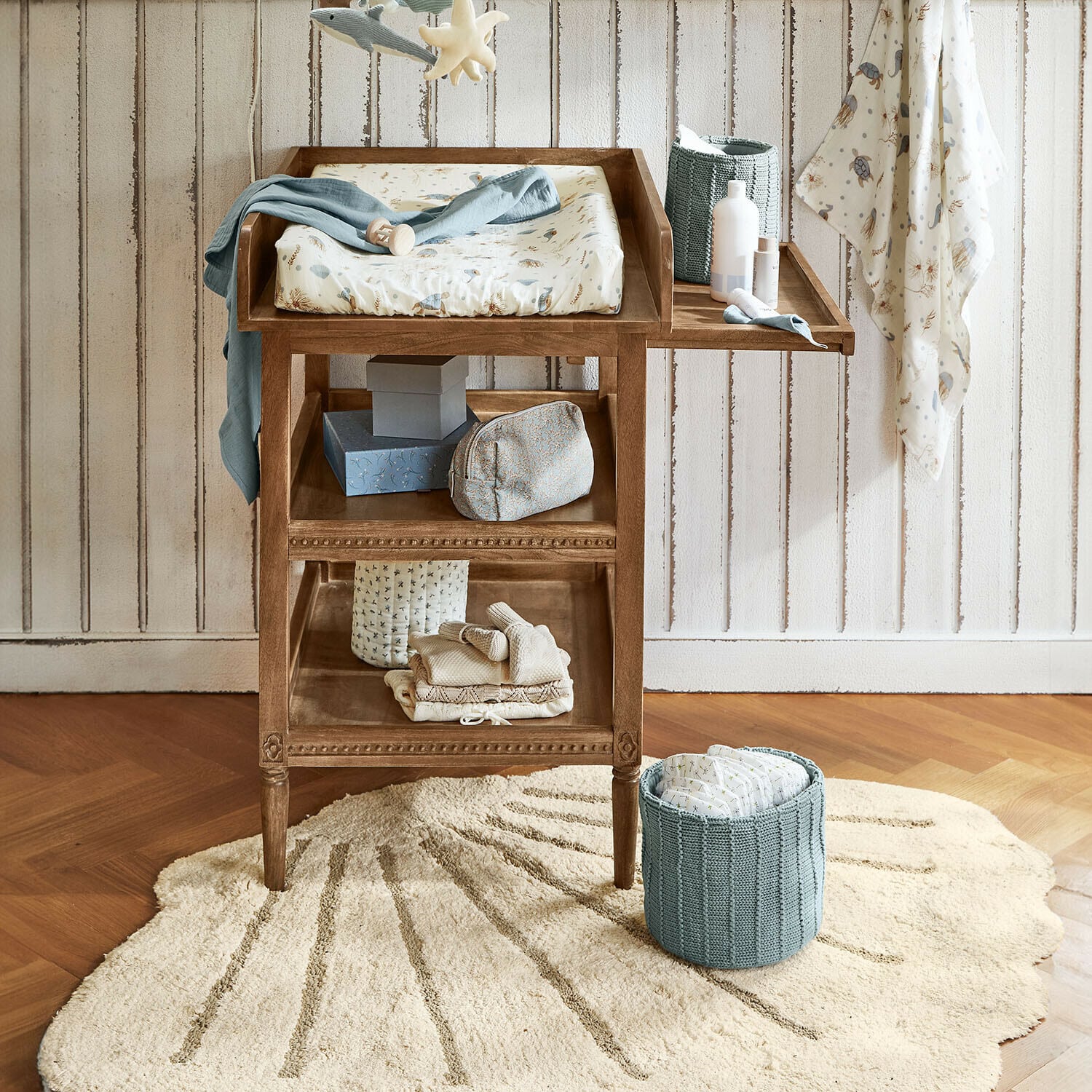 Alfombra Vellaro Cambiador de madera con colchón suave y cesta azul para pañales en habitación infantil