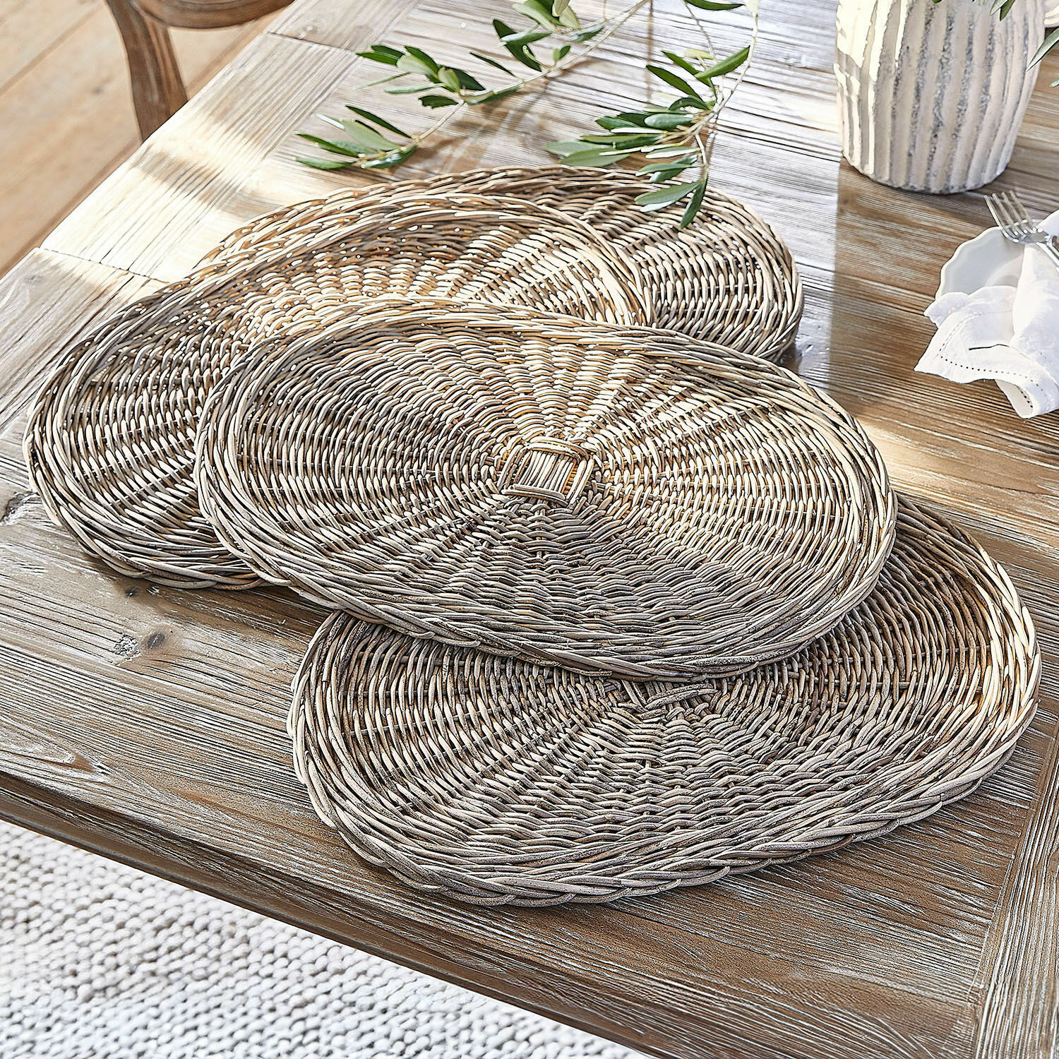 Set de 4 manteles individuales Villoray Juego de manteles individuales redondos de mimbre natural sobre mesa de madera