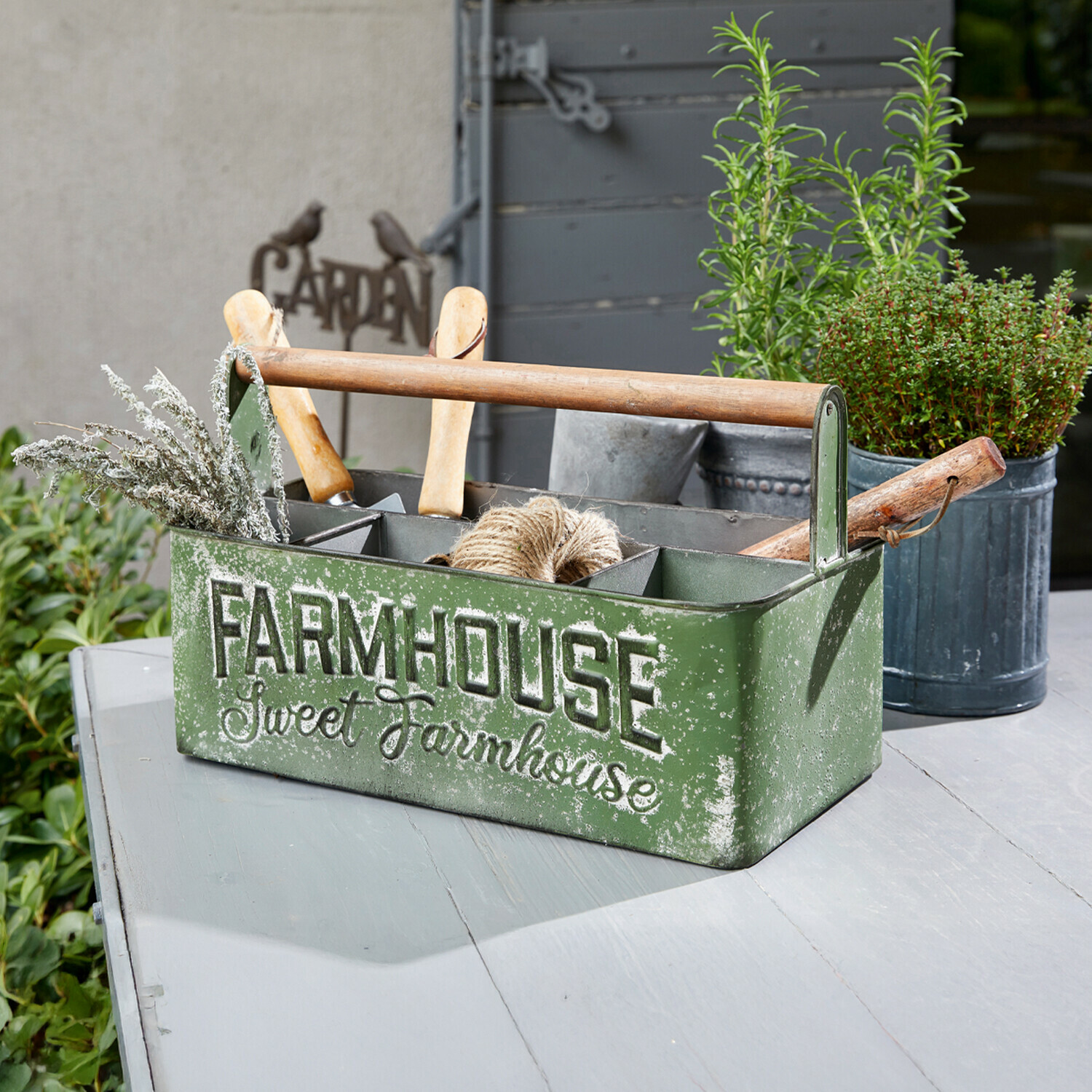 Organizador Farmhouse Caja metálica verde para herramientas de jardín con asa de madera y texto Farmhouse