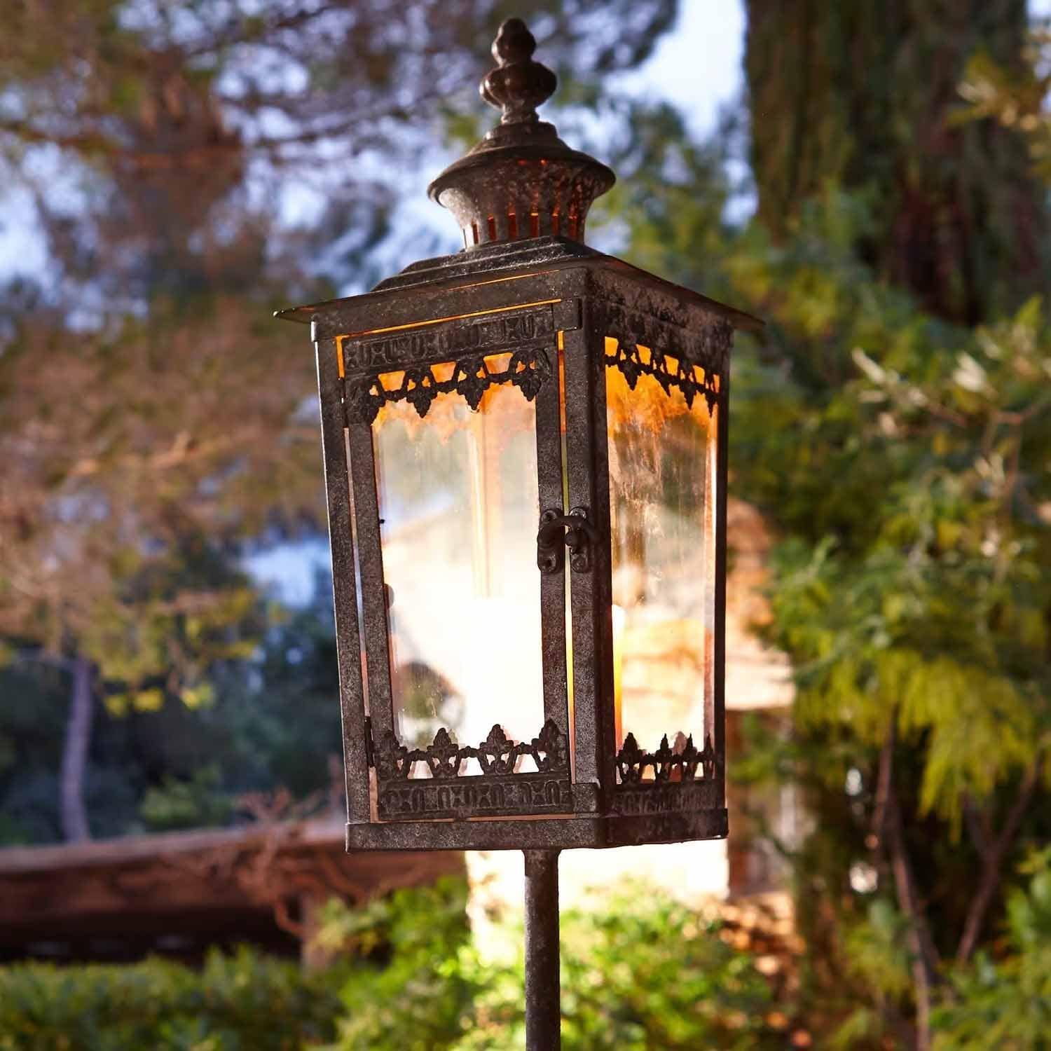 Farol de jardín de metal negro con luz cálida, diseño vintage decorativo para exteriores