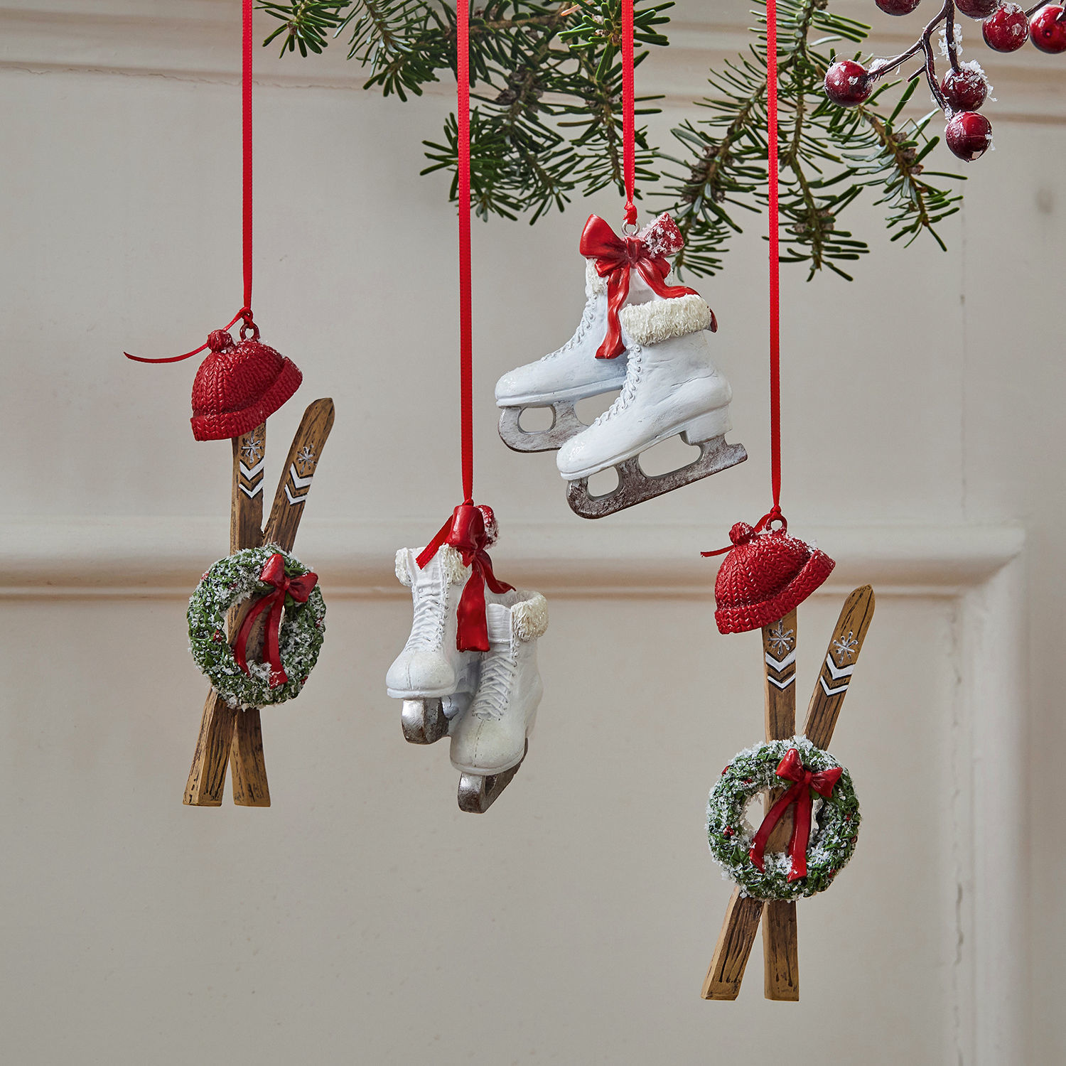 Set de 4 colgantes Papeta Adornos navideños con patines blancos, gorros rojos y coronas verdes con lazos rojos